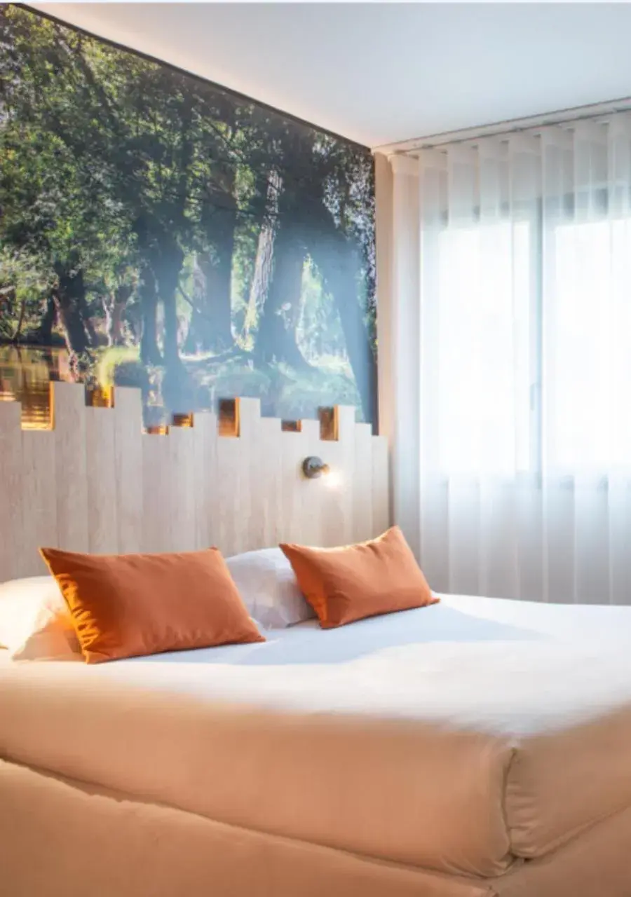 Bedroom, Bed in The Originals City, Hôtel Alteora, Poitiers Site du Futuroscope Bedroom, Bed in The Originals City, Hôtel Alteora, Poitiers Site du Futuroscope