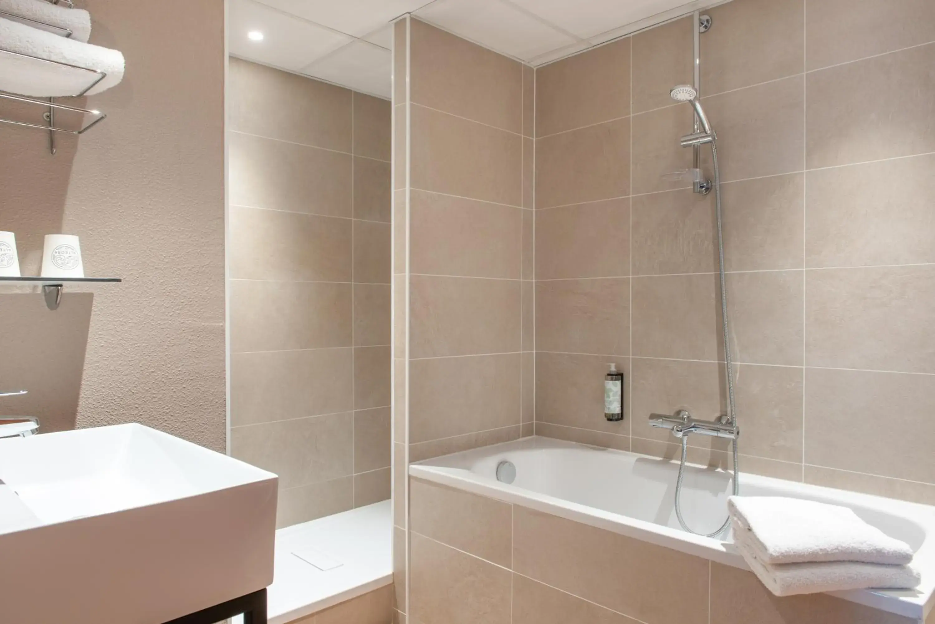 Bathroom in The Originals City, Hôtel Alteora, Poitiers Site du Futuroscope Bathroom in The Originals City, Hôtel Alteora, Poitiers Site du Futuroscope