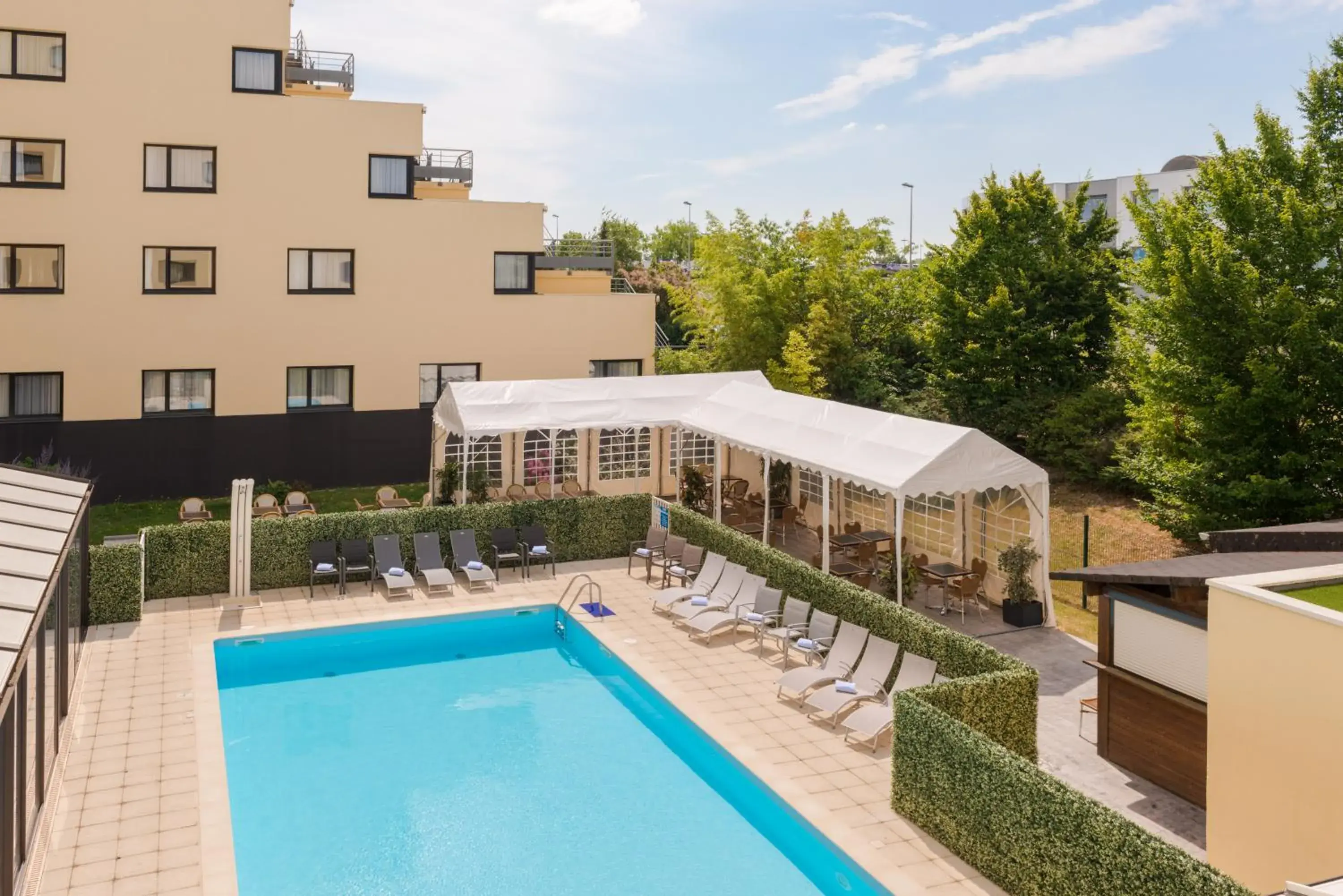 Swimming pool, Pool View in The Originals City, Hotel Alteora, Poitiers Site du Futuroscope (Inter-Hotel)