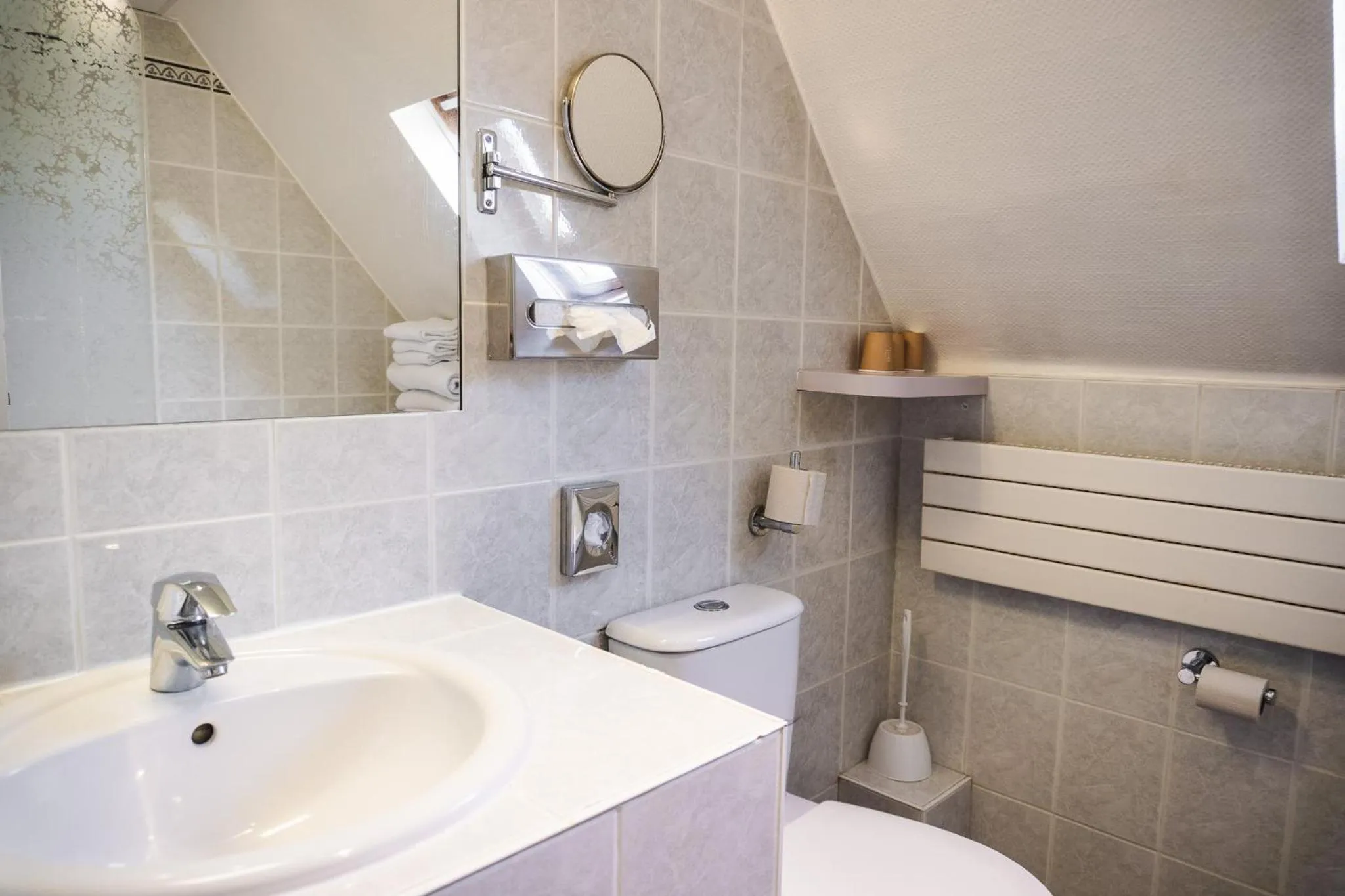 Bathroom in Comfort Hotel Nation Père Lachaise