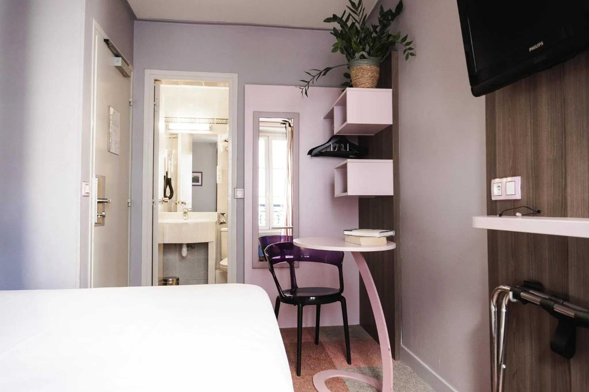 Photo of the whole room, Bed in Comfort Hotel Nation Père Lachaise