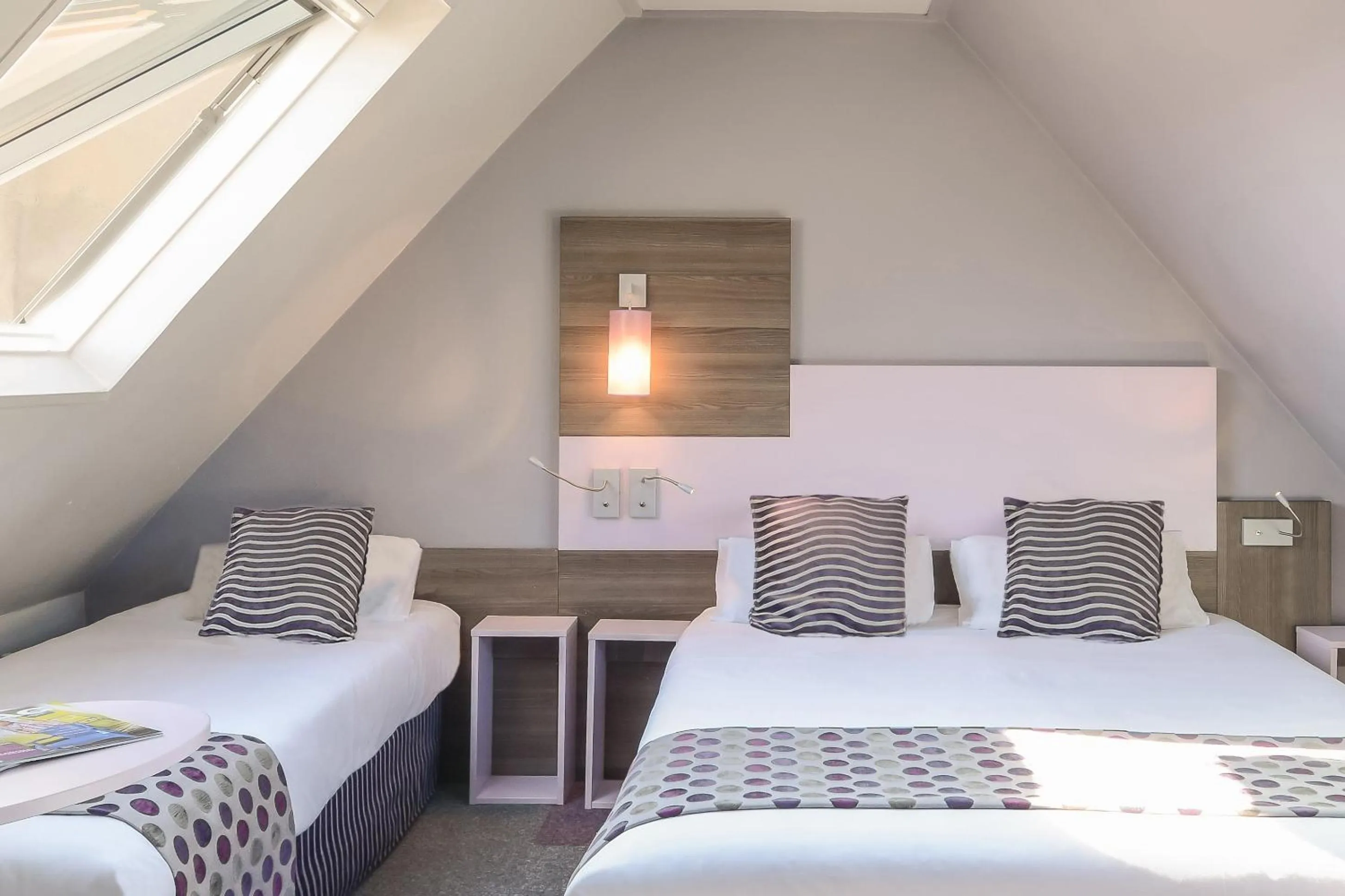 Photo of the whole room, Bed in Comfort Hotel Nation Père Lachaise