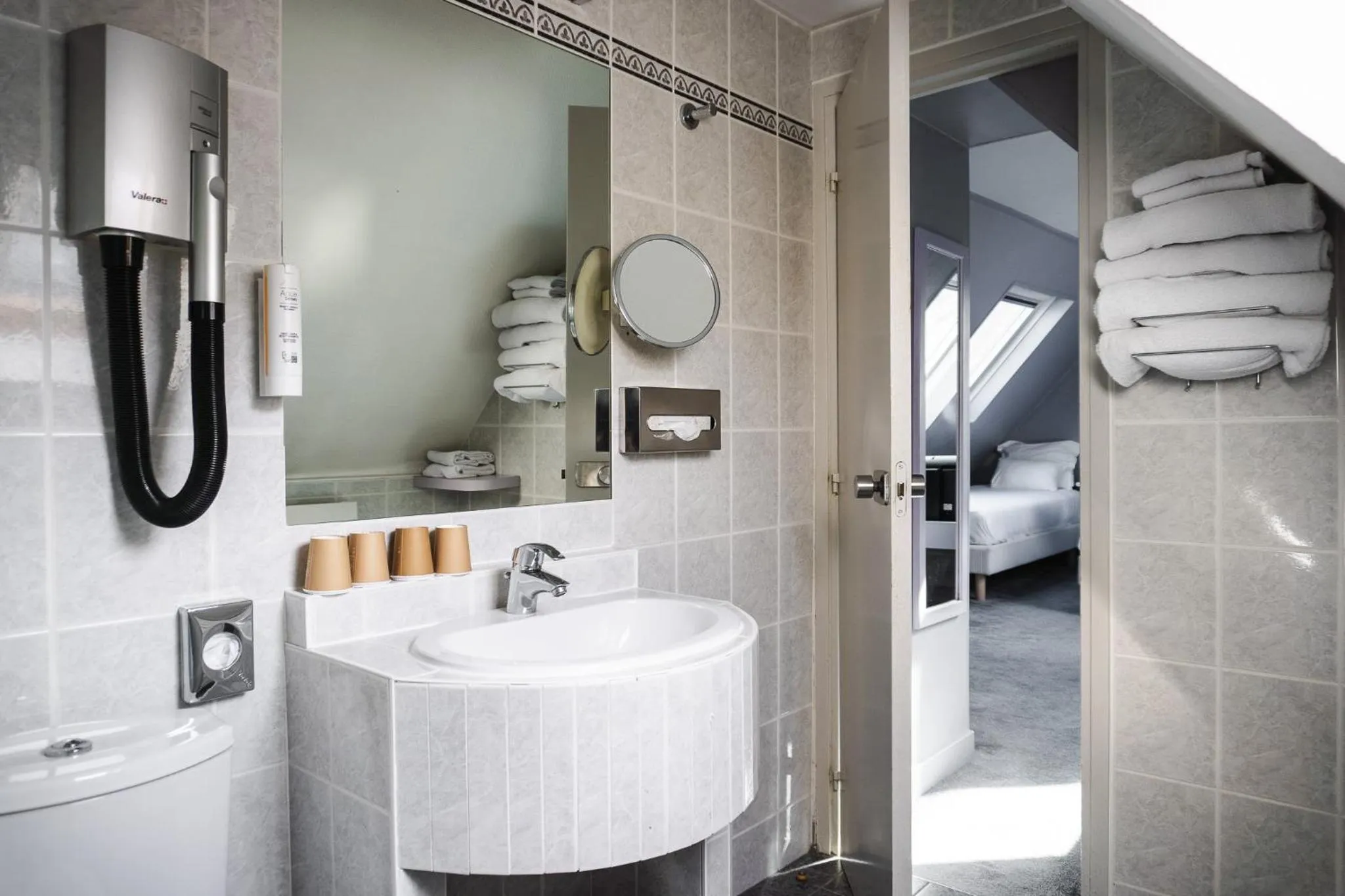 Bathroom in Comfort Hotel Nation Père Lachaise