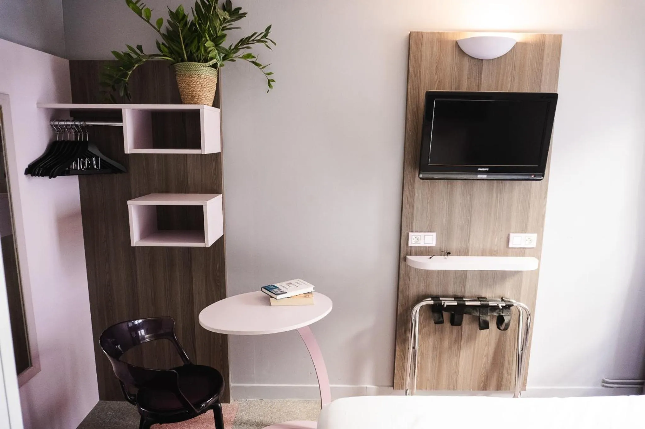 Photo of the whole room in Comfort Hotel Nation Père Lachaise