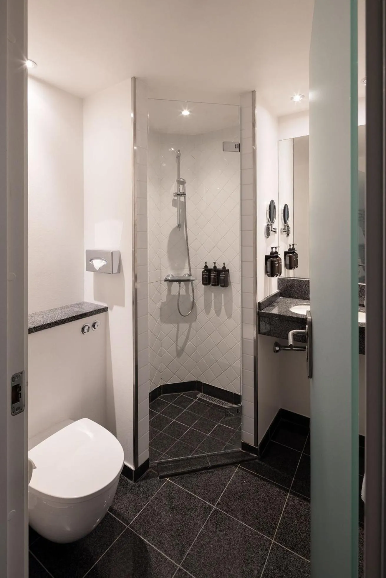 Shower in Ascot Hotel