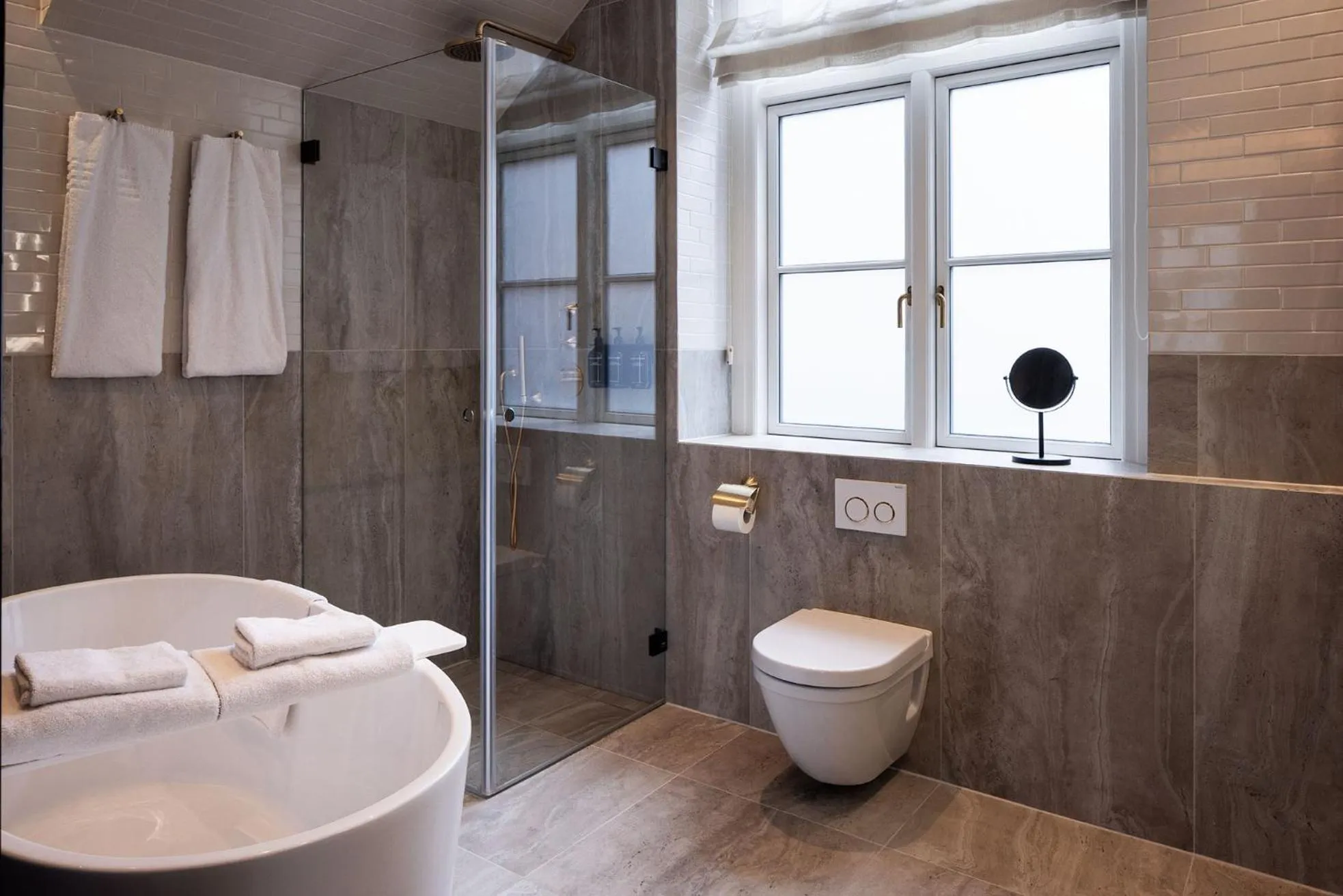 Shower in Ascot Hotel