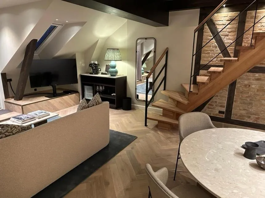 Living room in Ascot Hotel