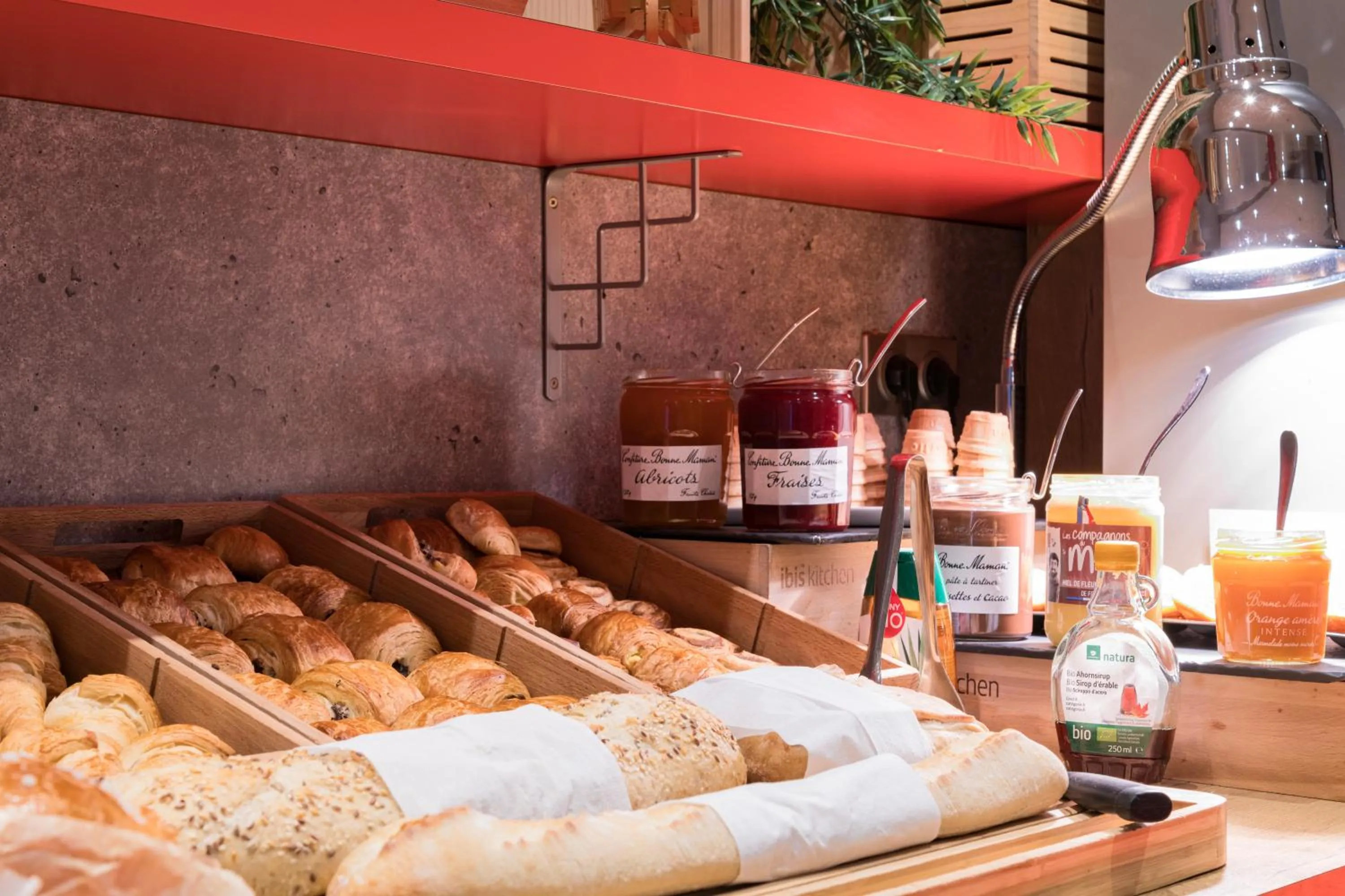 Buffet breakfast in ibis Paris Gare du Nord TGV