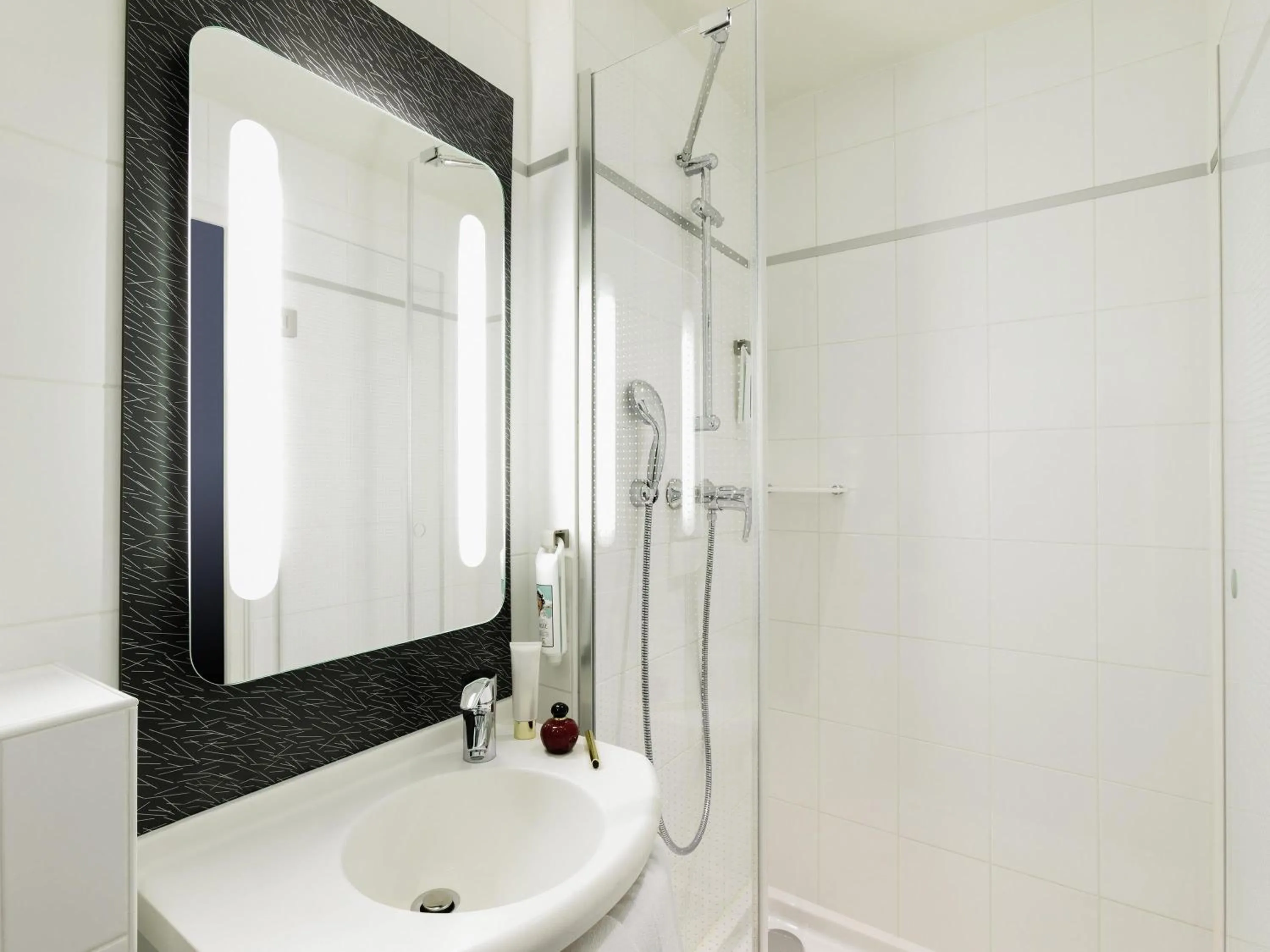 Bedroom in ibis Paris Gare du Nord TGV