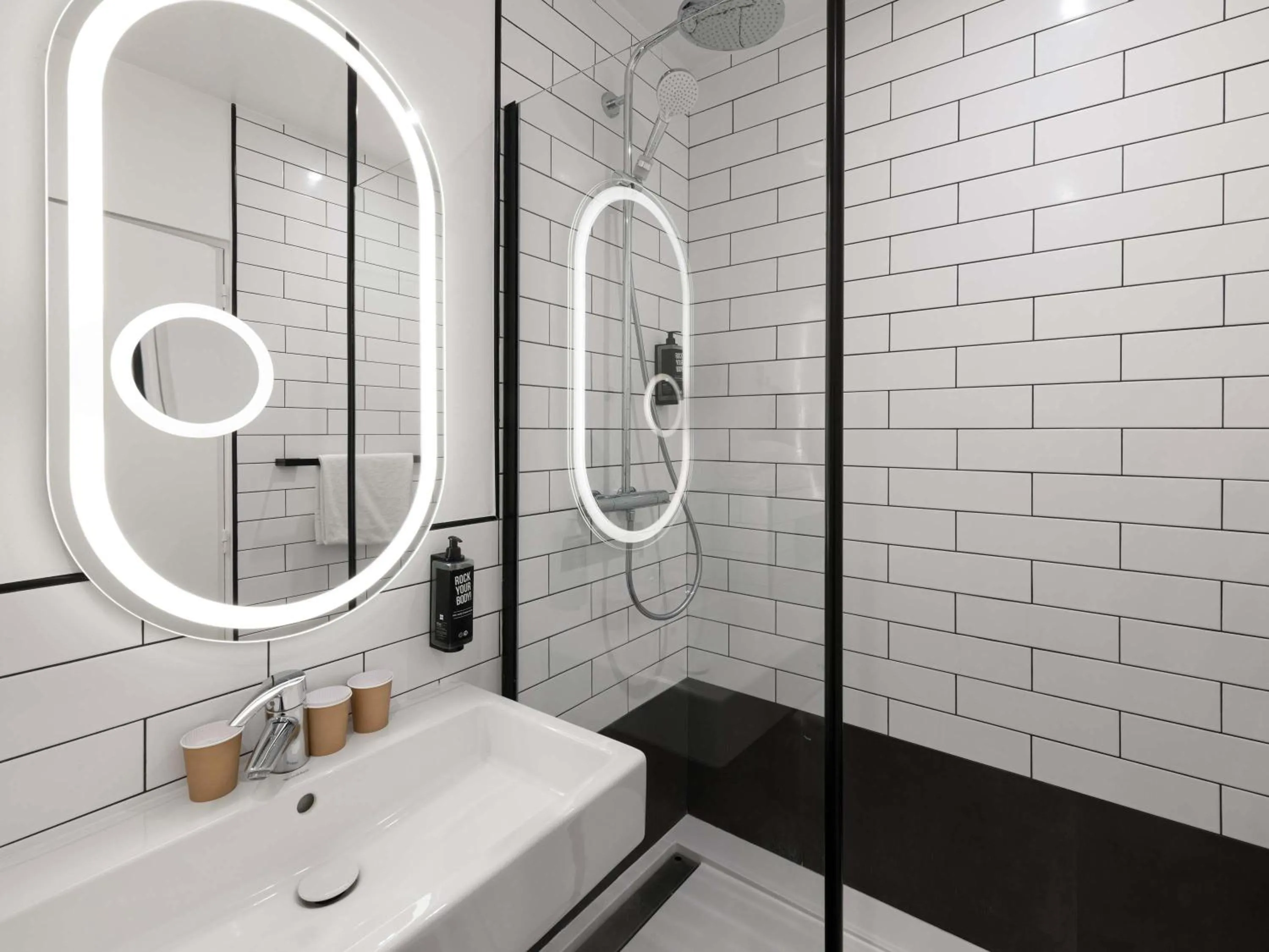 Bedroom in ibis Paris Gare du Nord TGV