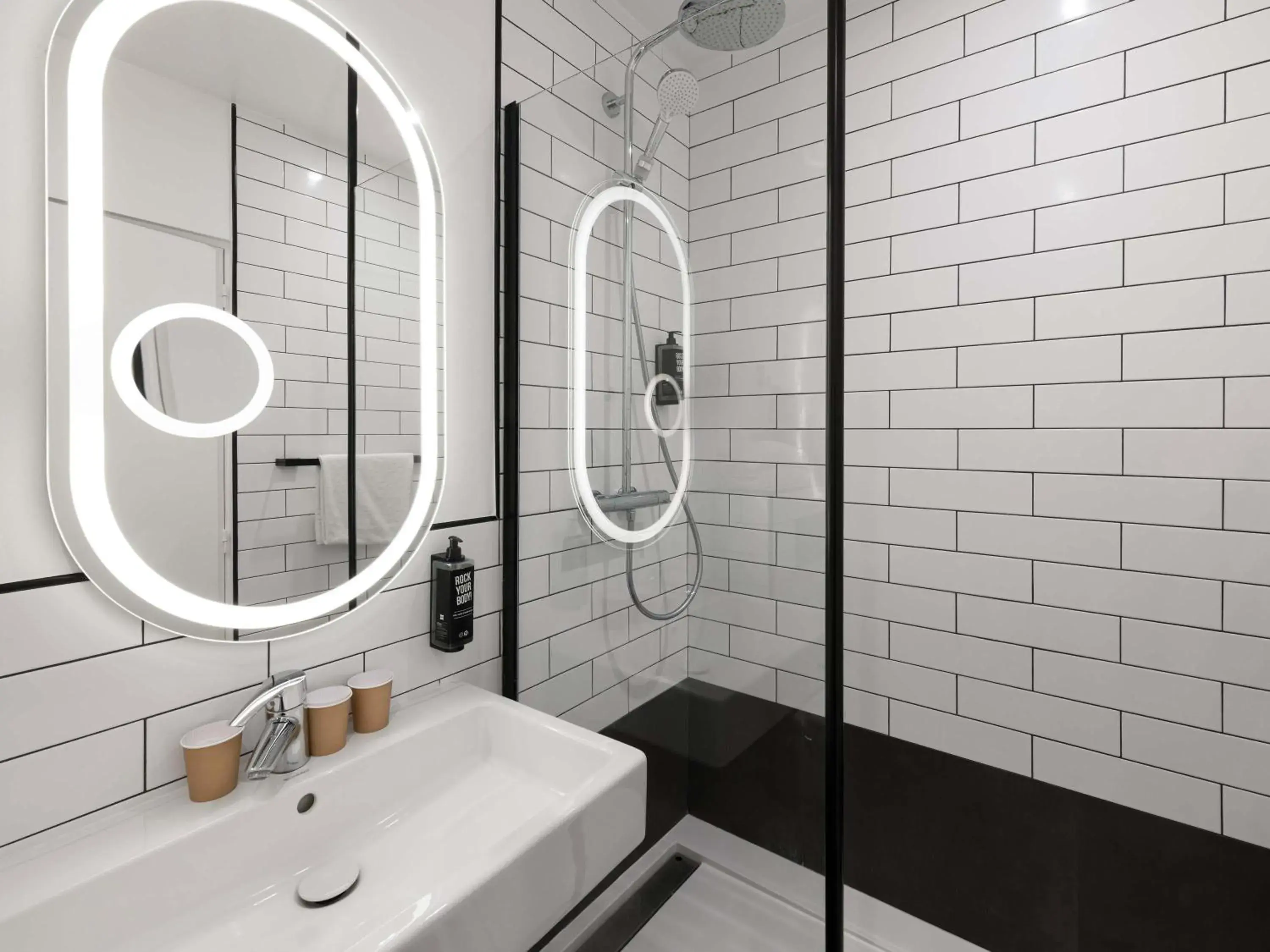 Bedroom in ibis Paris Gare du Nord TGV Bedroom in ibis Paris Gare du Nord TGV