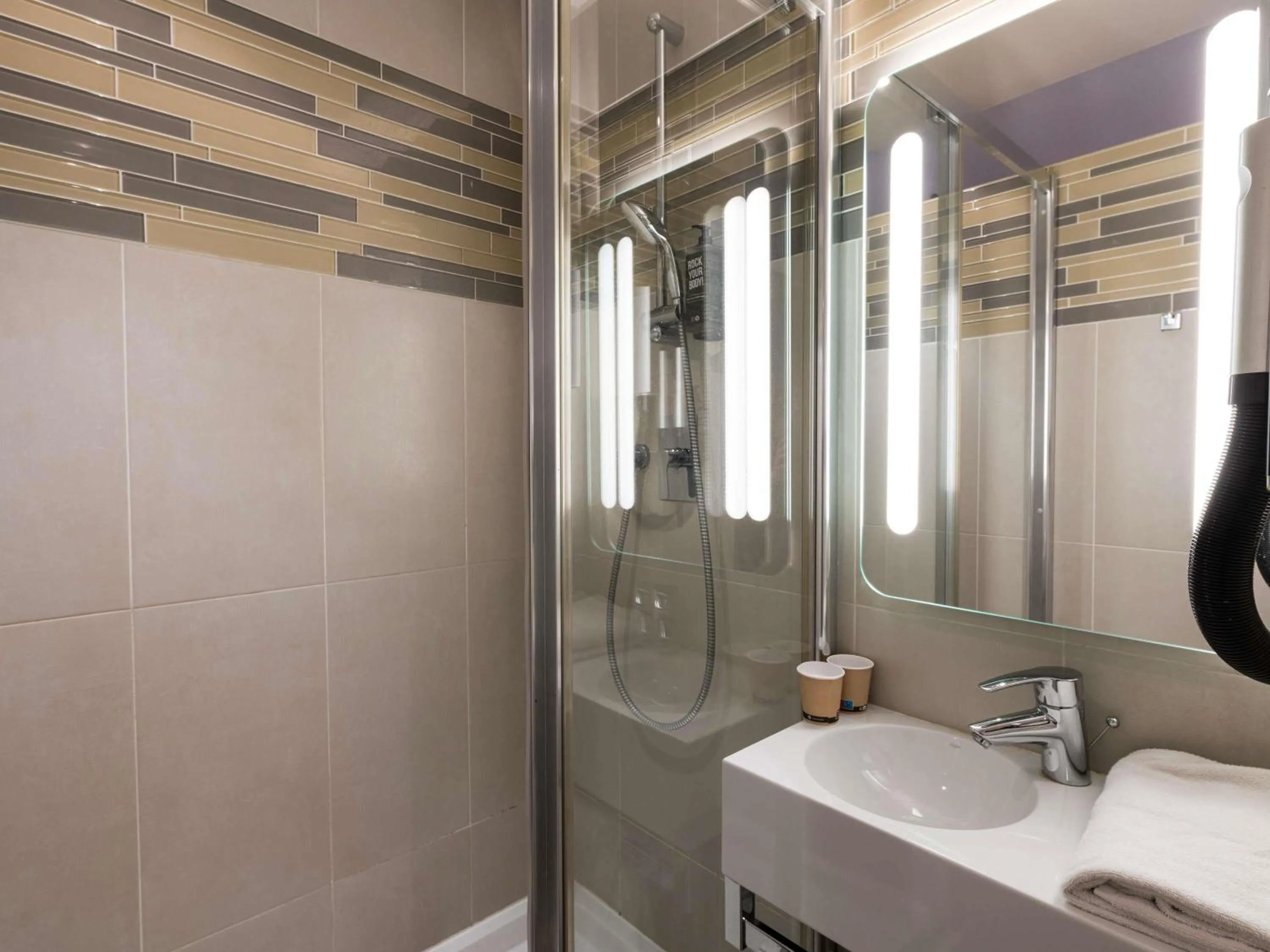 Bedroom in ibis Paris Gare du Nord TGV