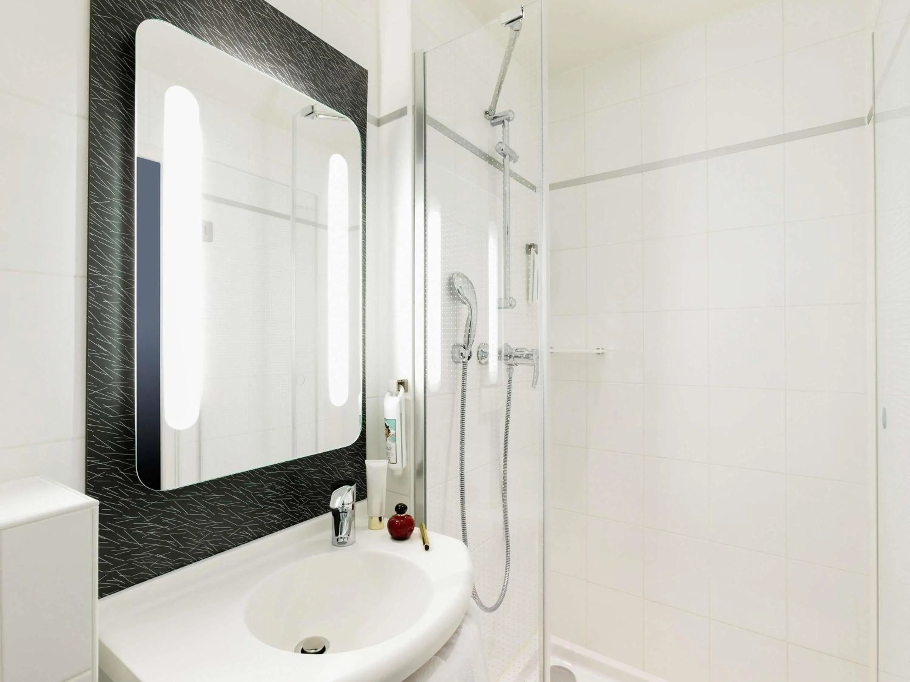 Bedroom in ibis Paris Gare du Nord TGV