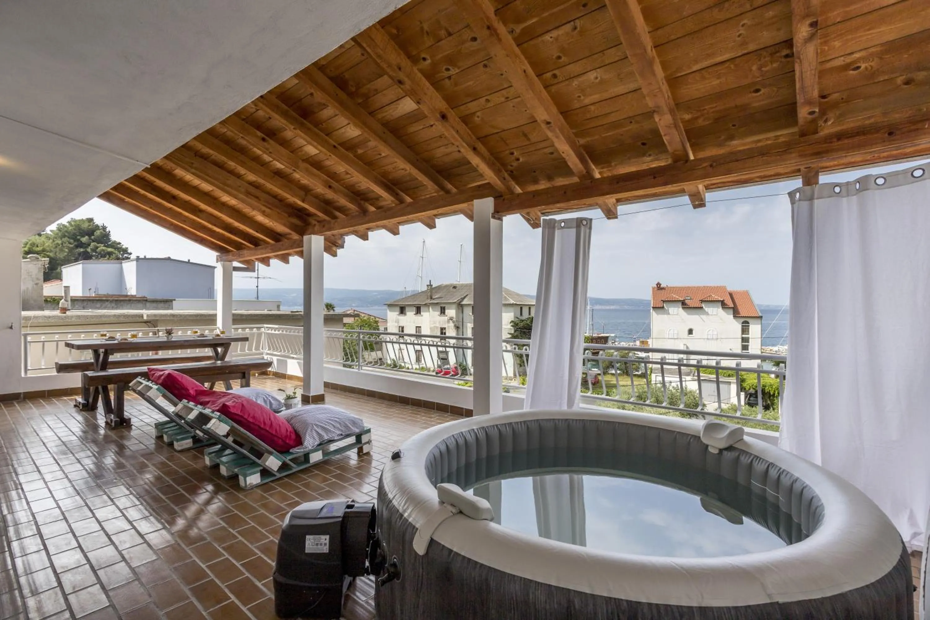 Hot Tub in Apartments Keko