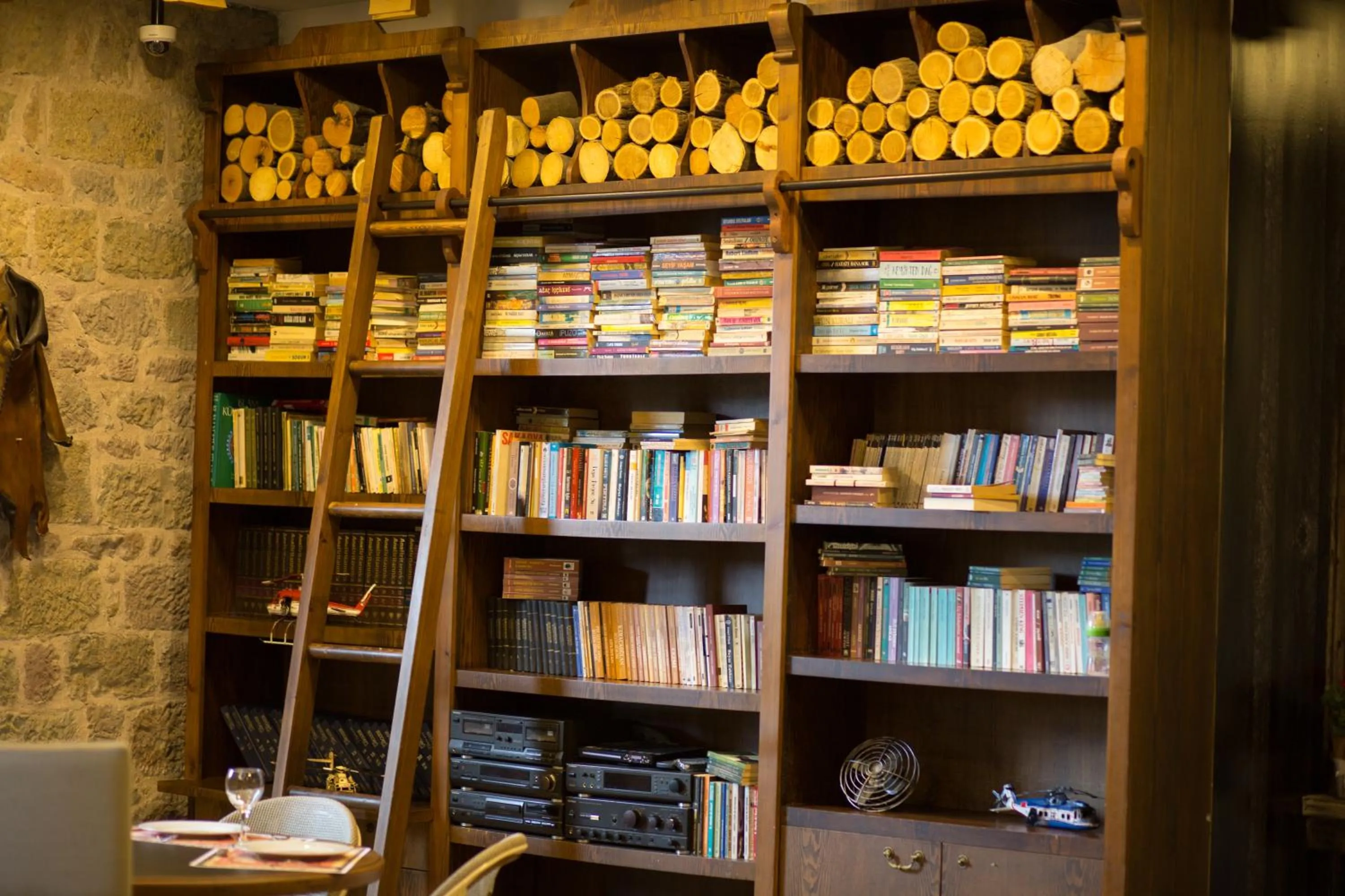 Library in Cephanelik Butik Hotel