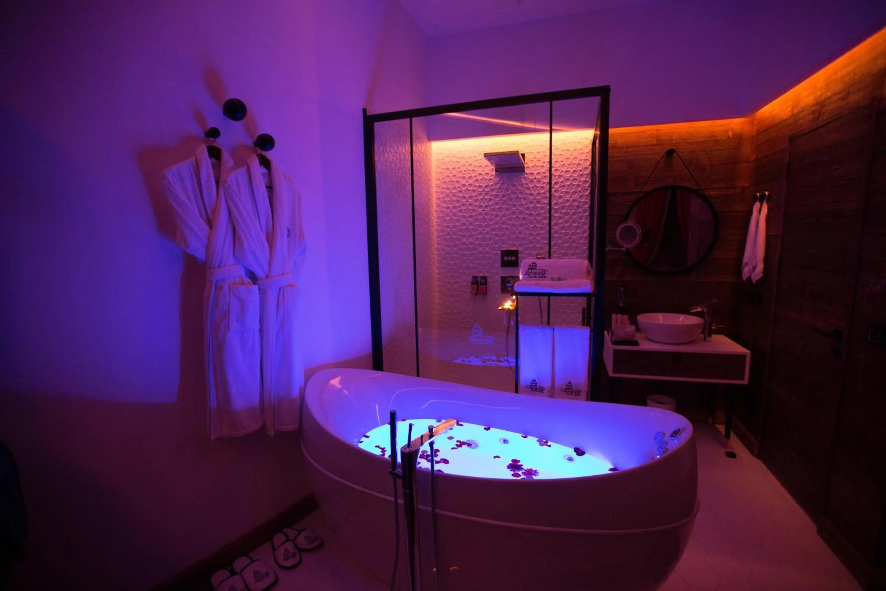 Hot Tub in Cephanelik Butik Hotel