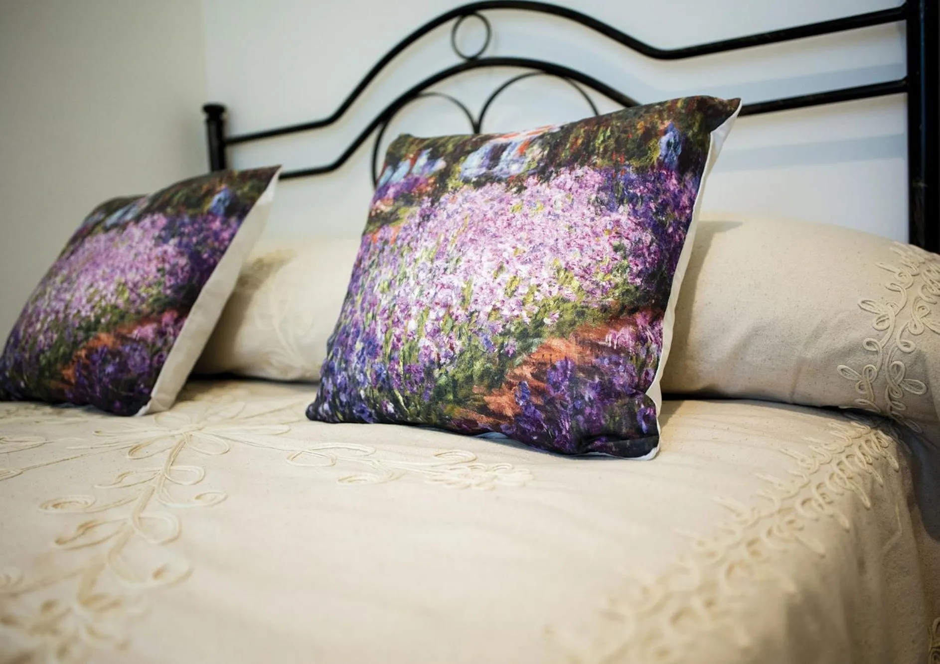 Decorative detail, Bed in Il Carpino