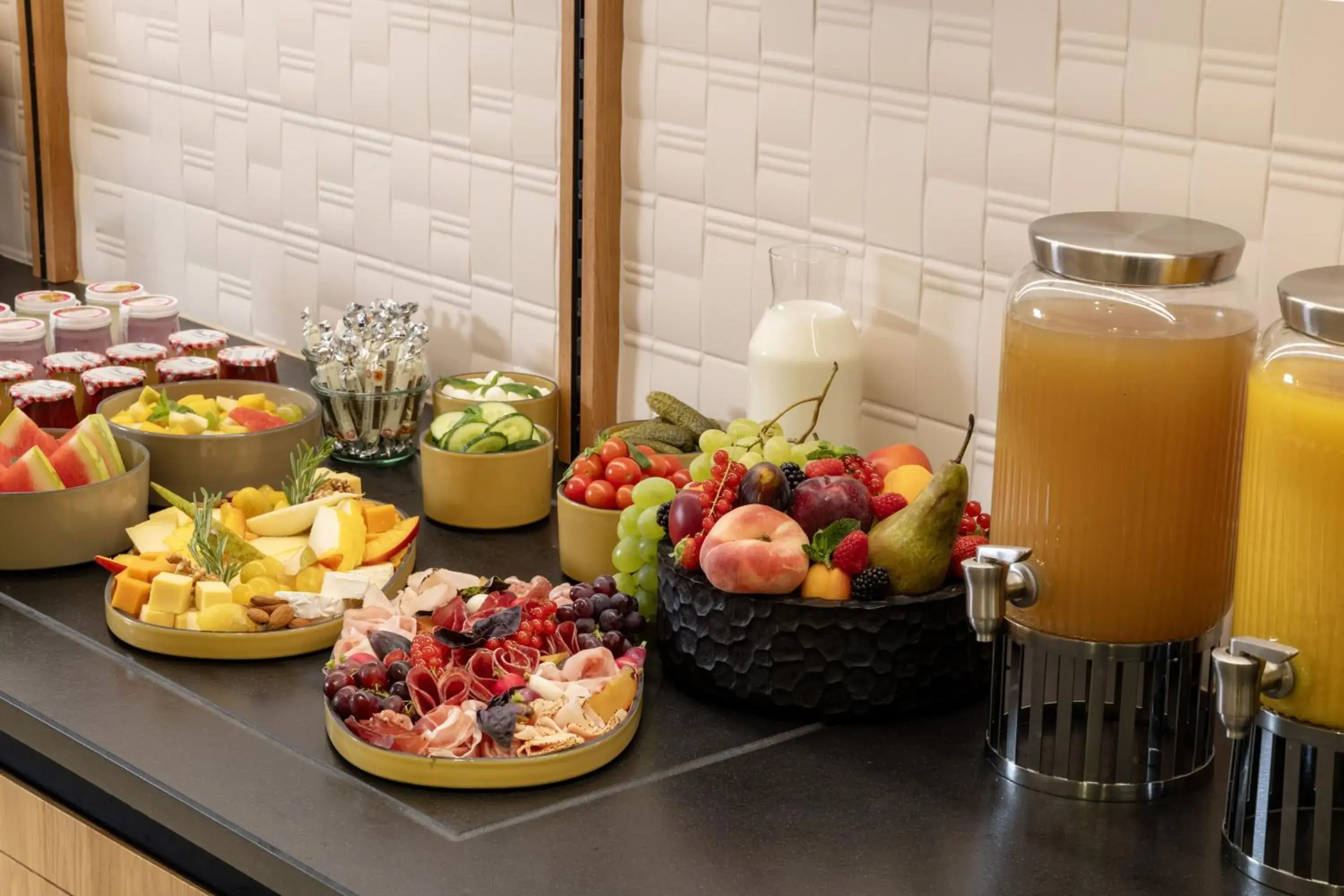 Buffet breakfast in Hôtel Brady Buffet breakfast in Hôtel Brady