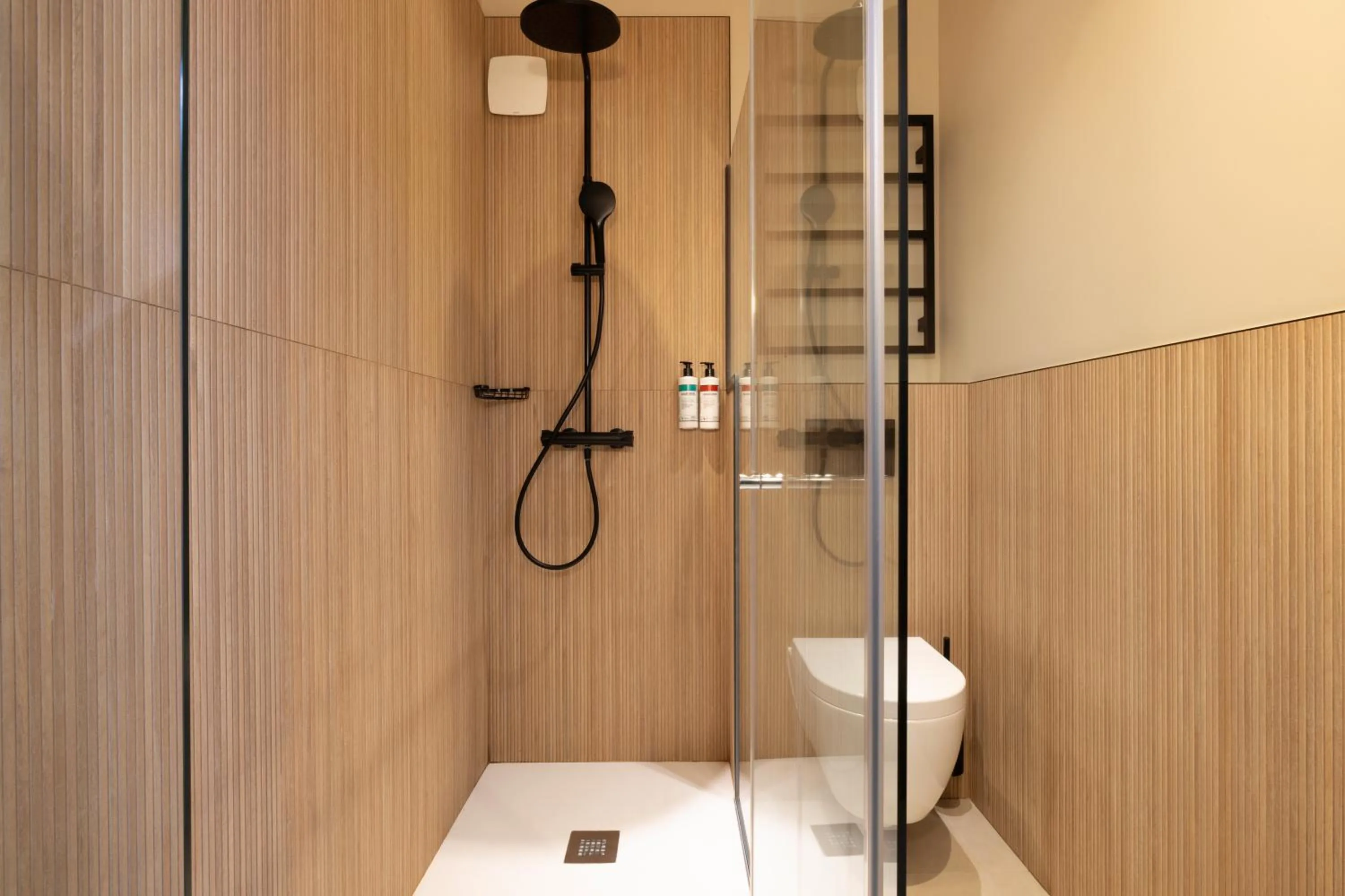 Shower in Hôtel Brady