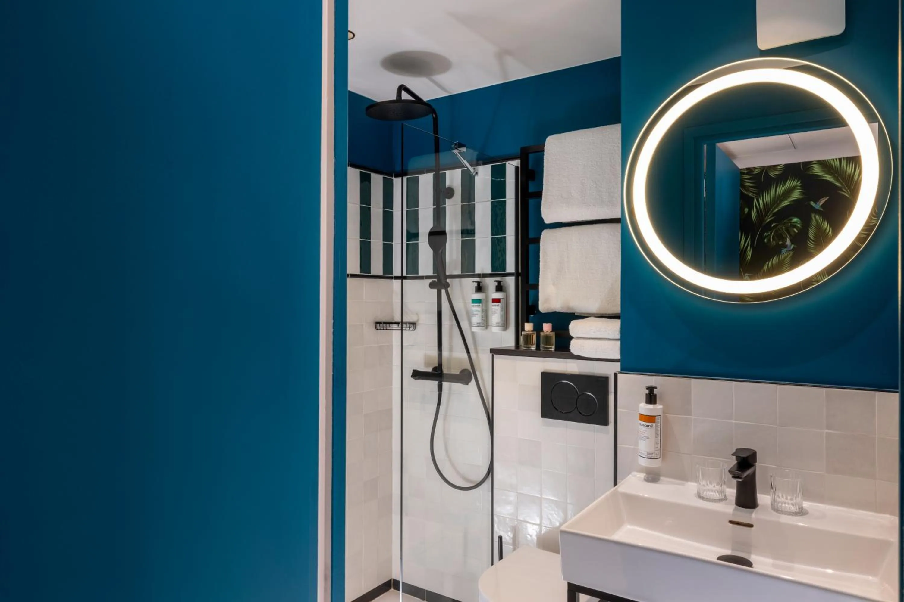 Shower in Hôtel Brady