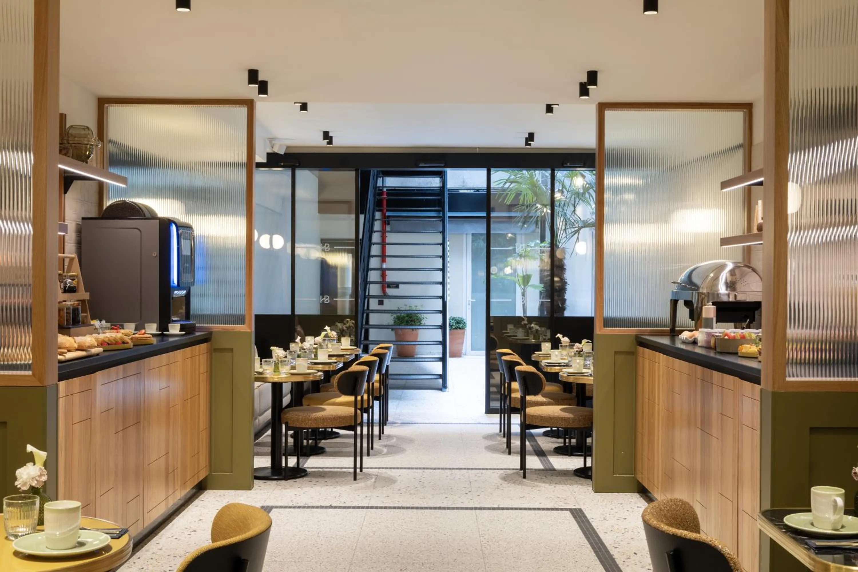 Buffet breakfast in Hôtel Brady