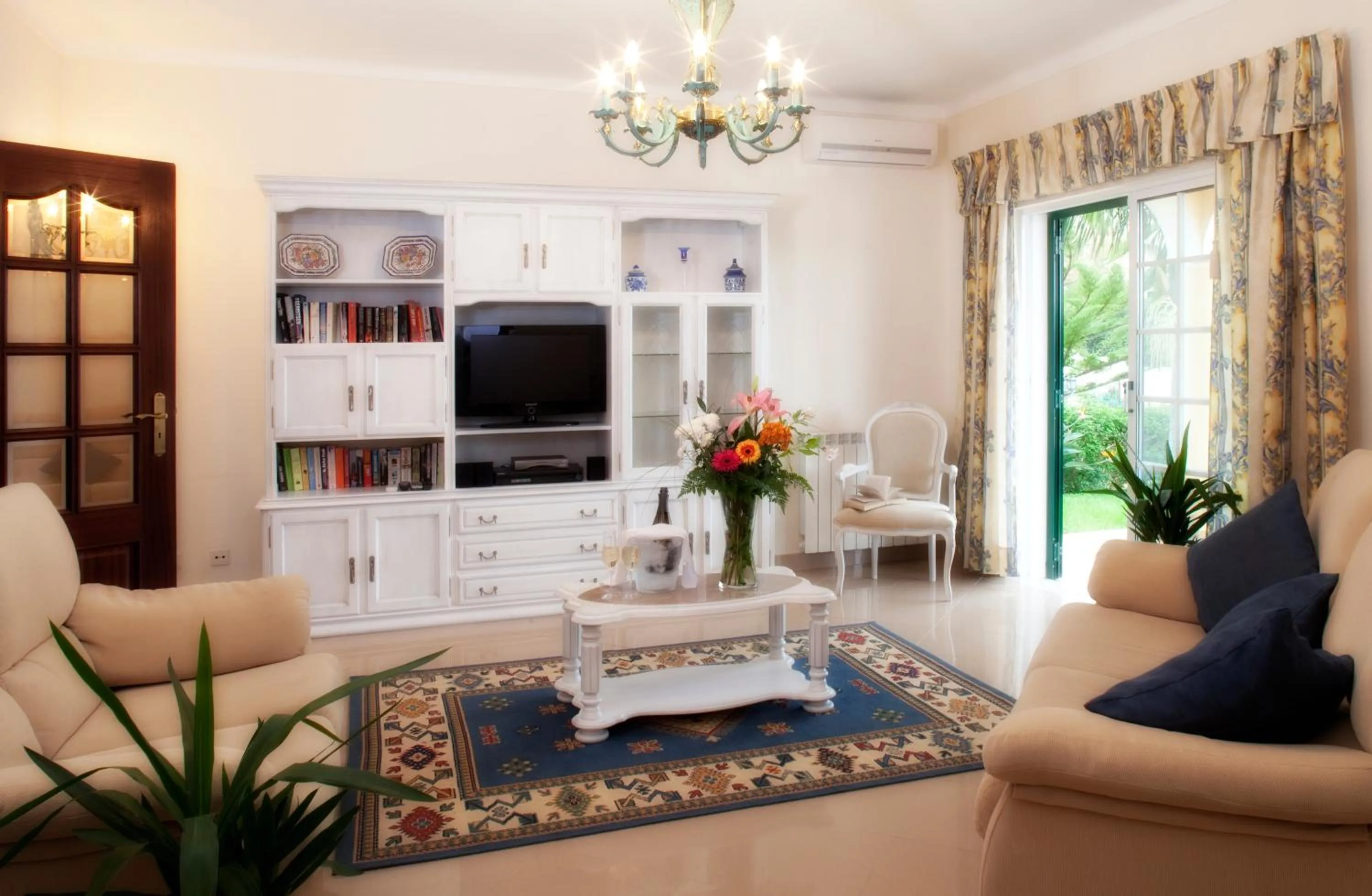 Communal lounge/ TV room in Casa da Praia