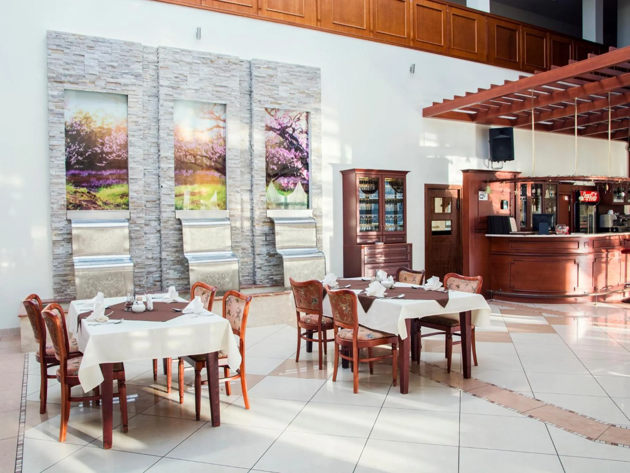 Restaurant/places to eat in Hotel Restauracja Autos