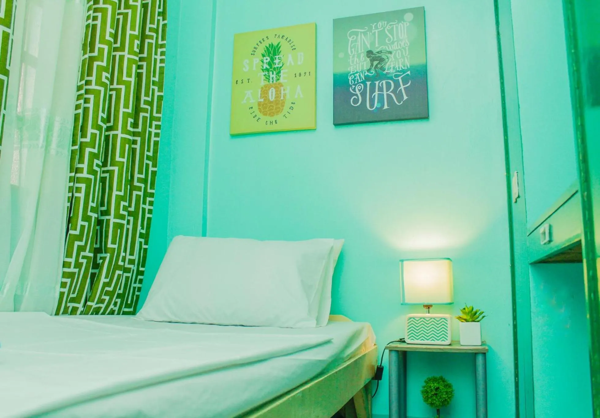 Bed in Backpackers Homestay - NomadsMNL