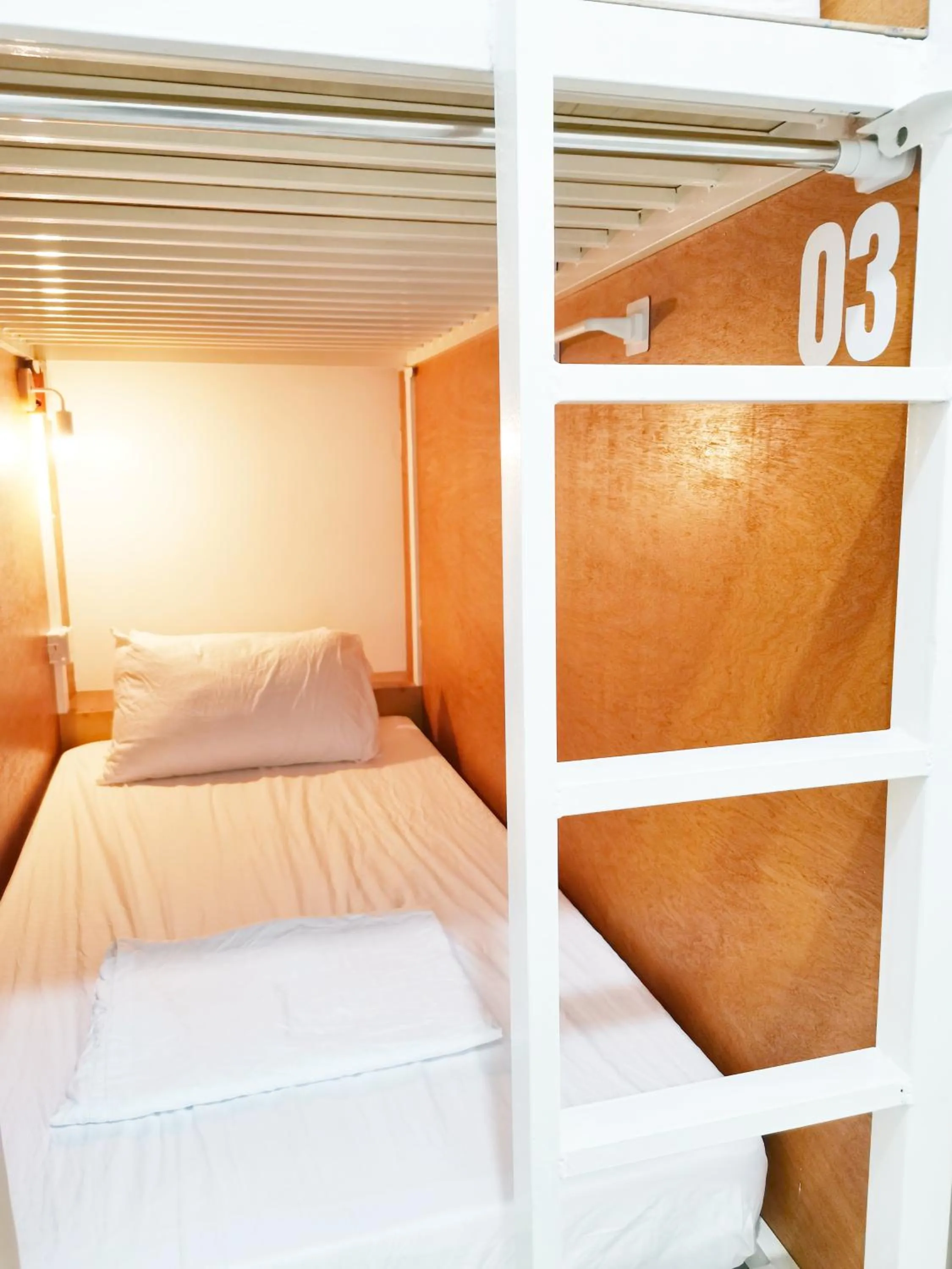 bunk bed, Bed in Nomads MNL Backpackers Homestay - near Airport