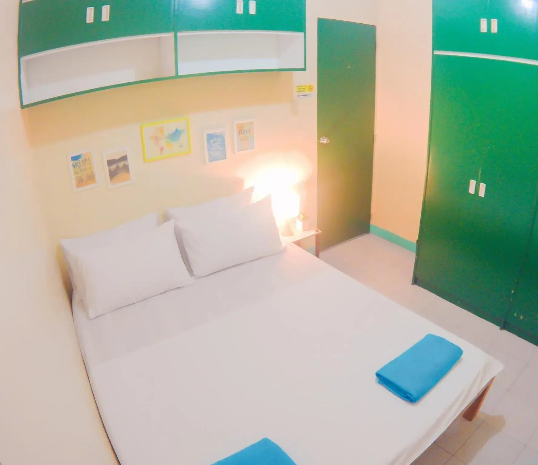 Double Room in Backpackers Homestay - NomadsMNL Double Room in Backpackers Homestay - NomadsMNL