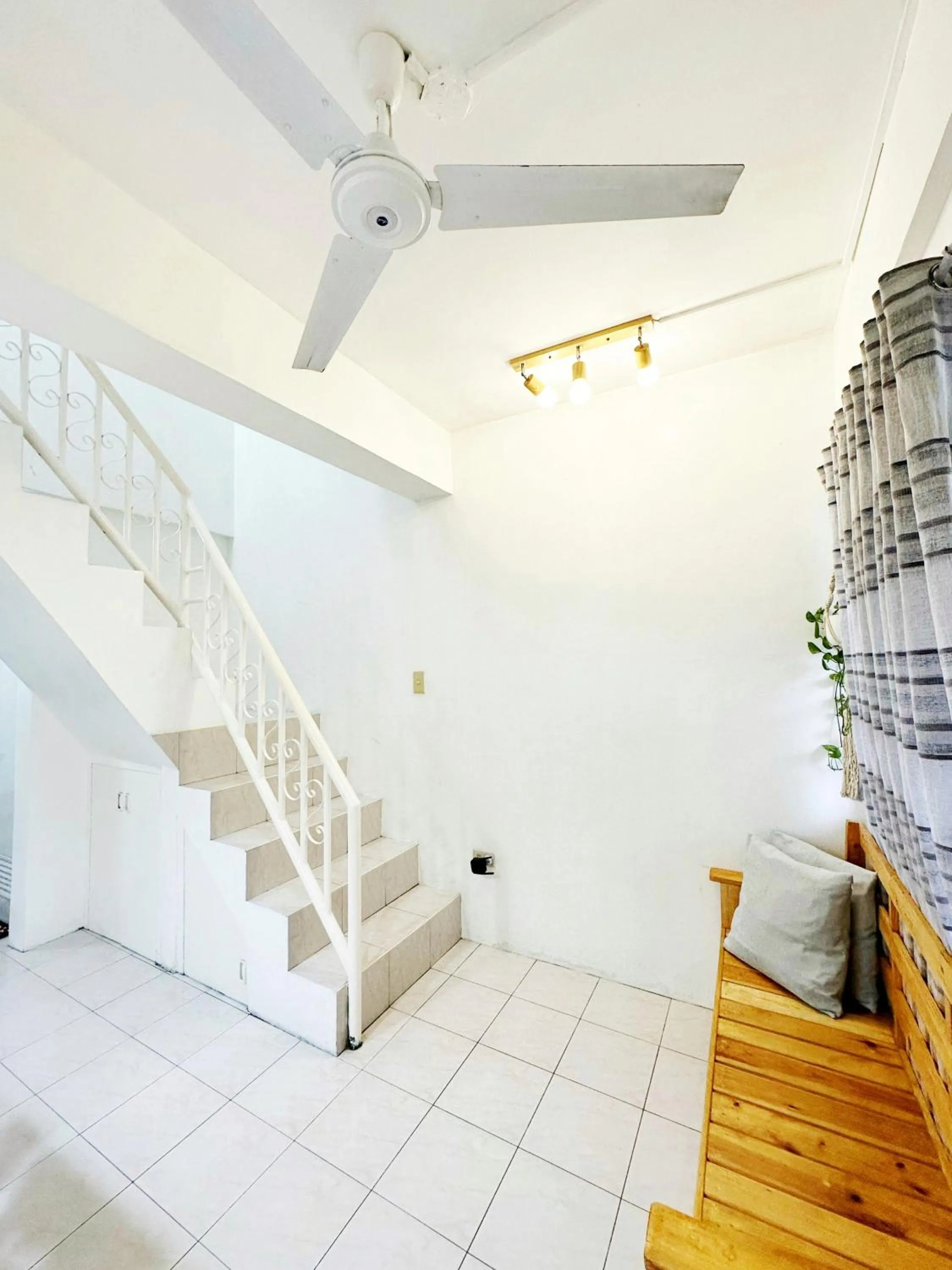 Nomads MNL Backpackers Homestay - near Airport