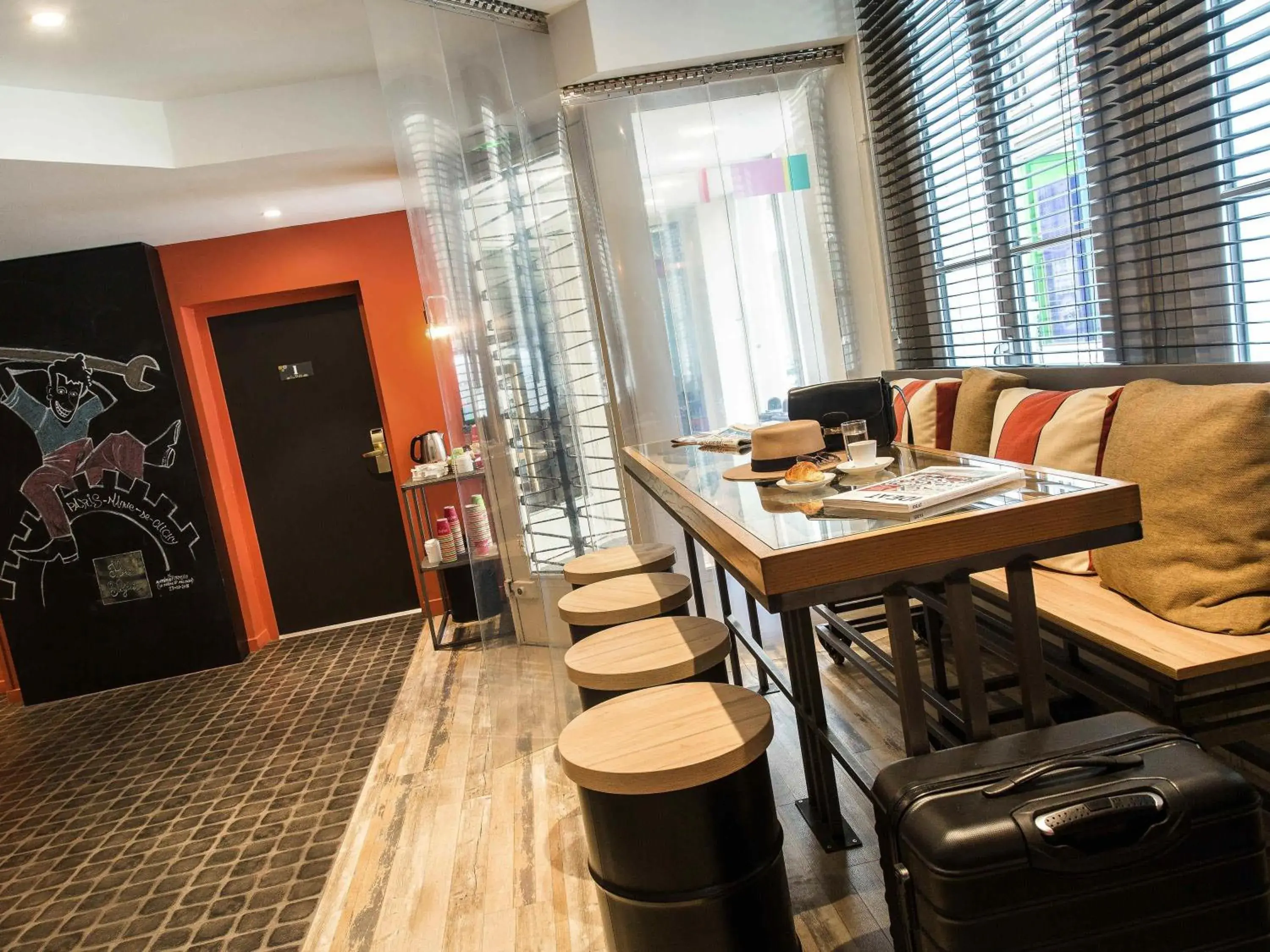 Lounge or bar in ibis Styles Paris Mairie De Clichy Lounge or bar in ibis Styles Paris Mairie De Clichy