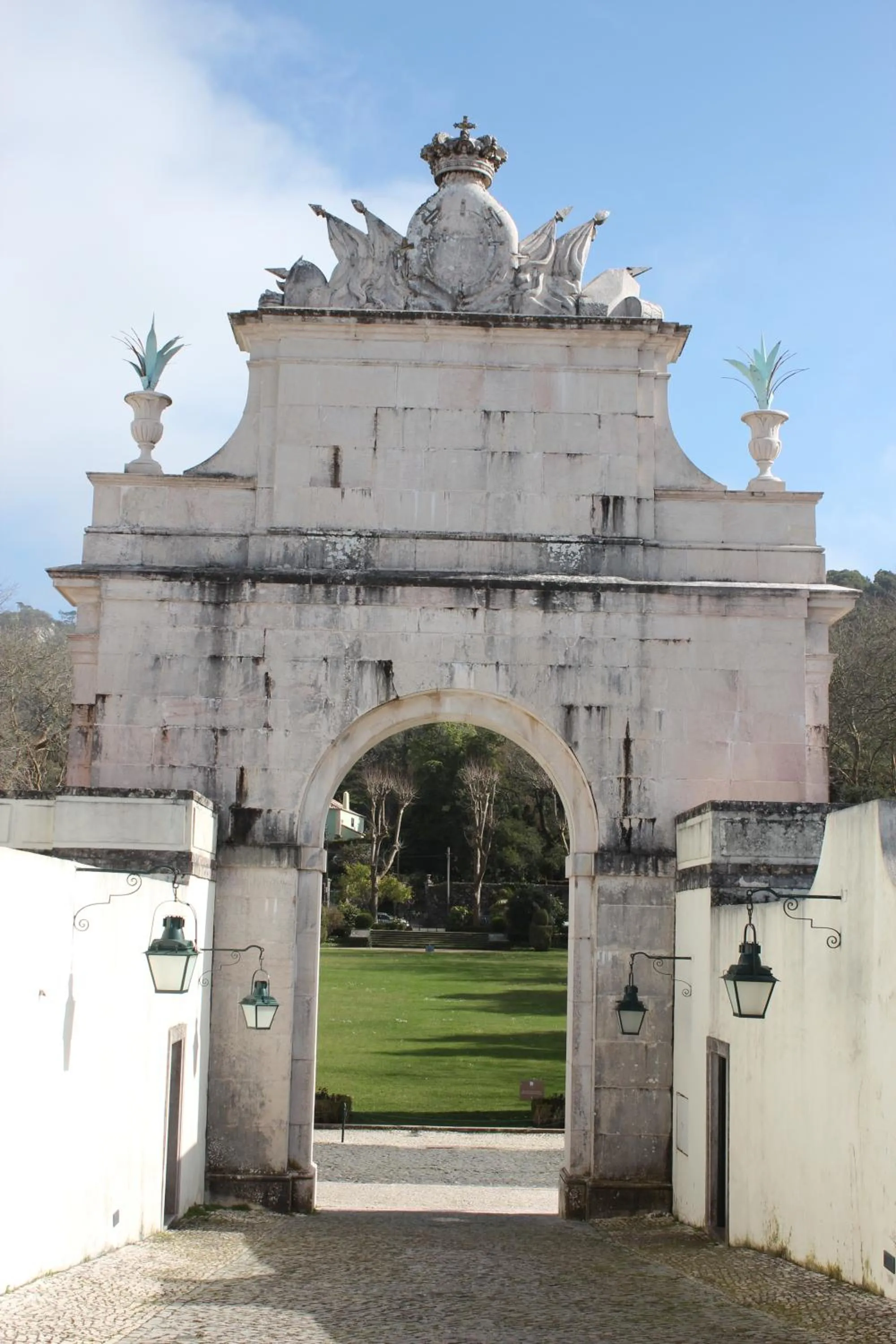 Nearby landmark in Cabriz White House