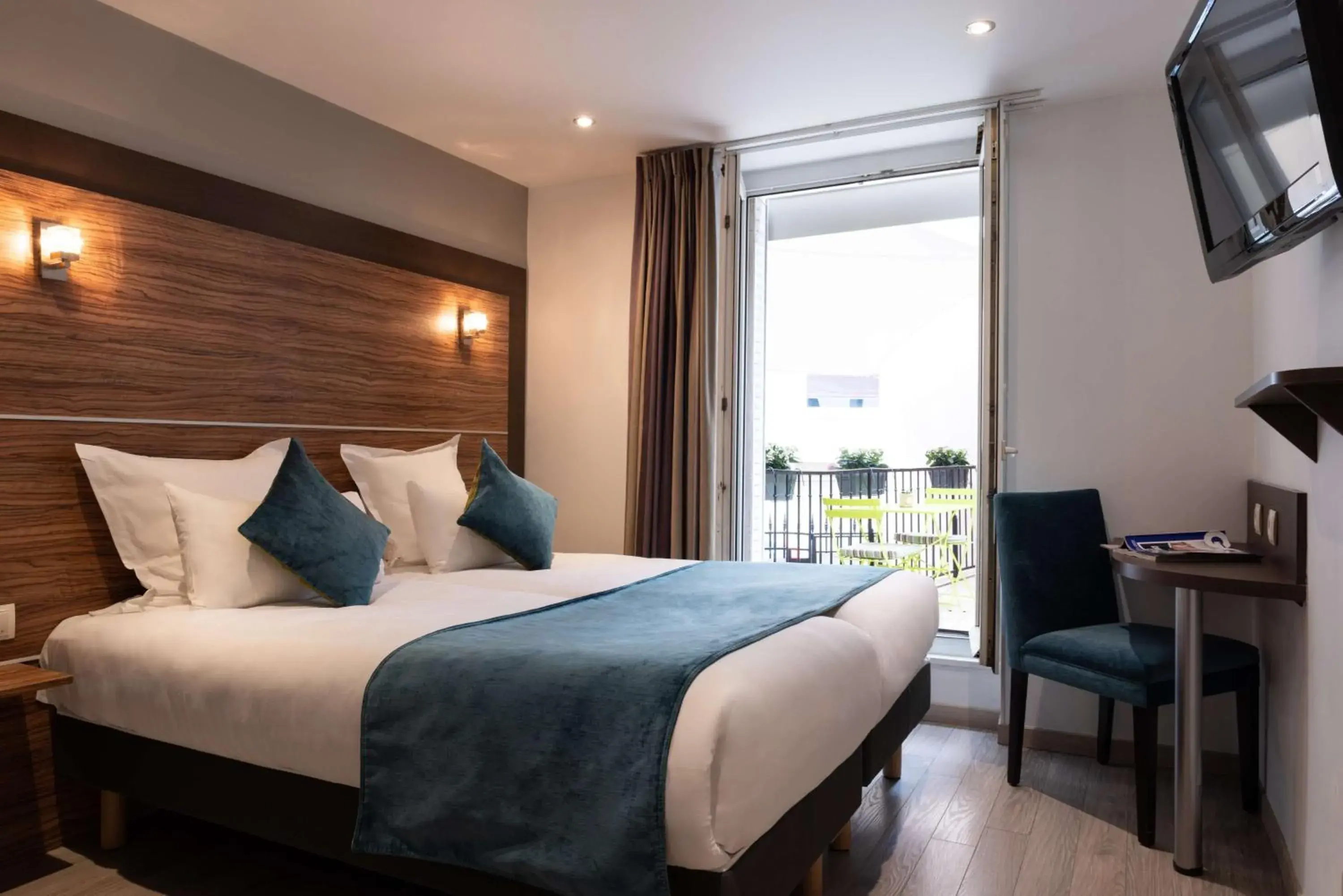 Photo of the whole room, Bed in Hotel Apolonia Paris Montmartre; Sure Hotel Collection by Best Western Photo of the whole room, Bed in Hotel Apolonia Paris Montmartre; Sure Hotel Collection by Best Western