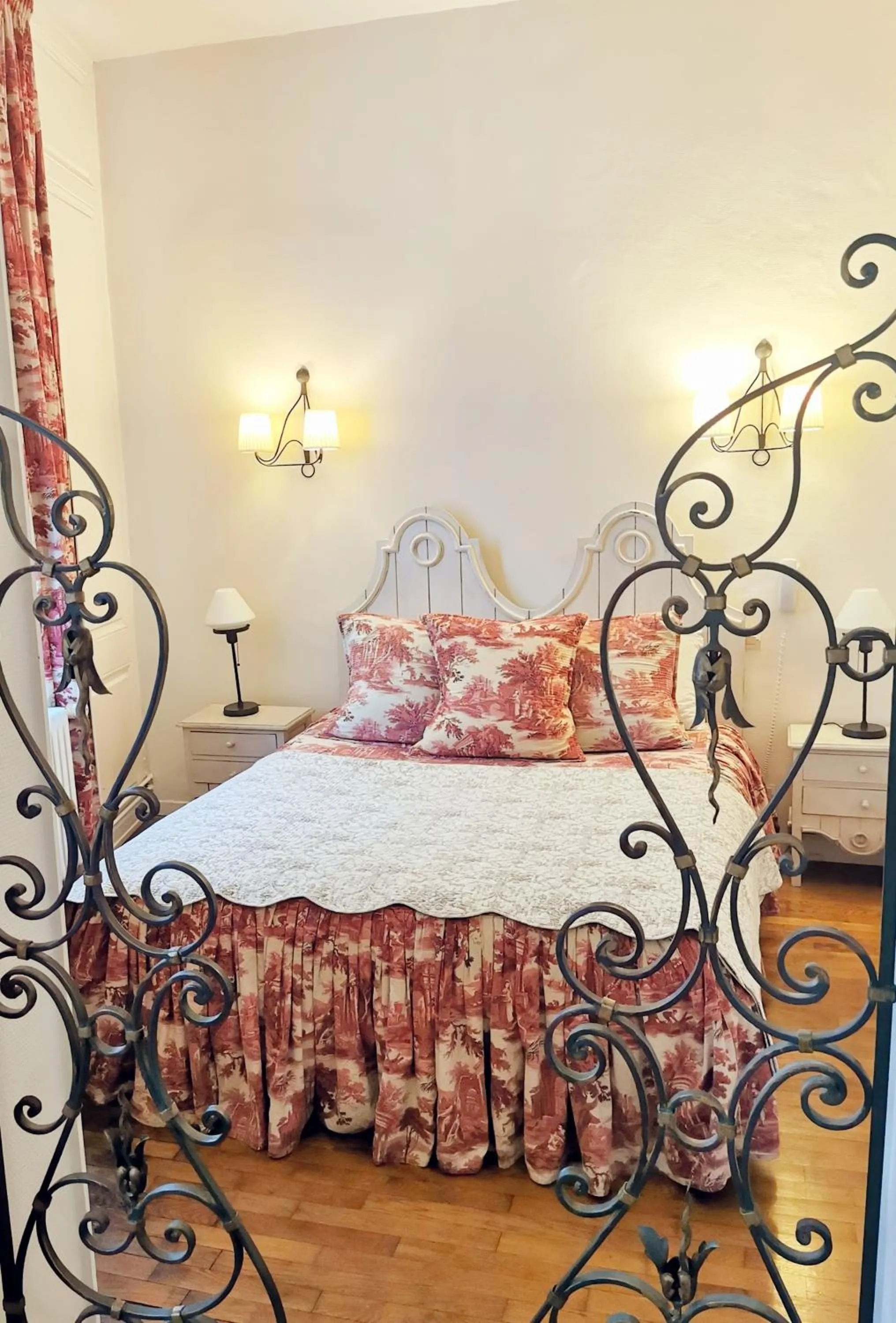 Bed in Hôtel de la Cathédrale Metz