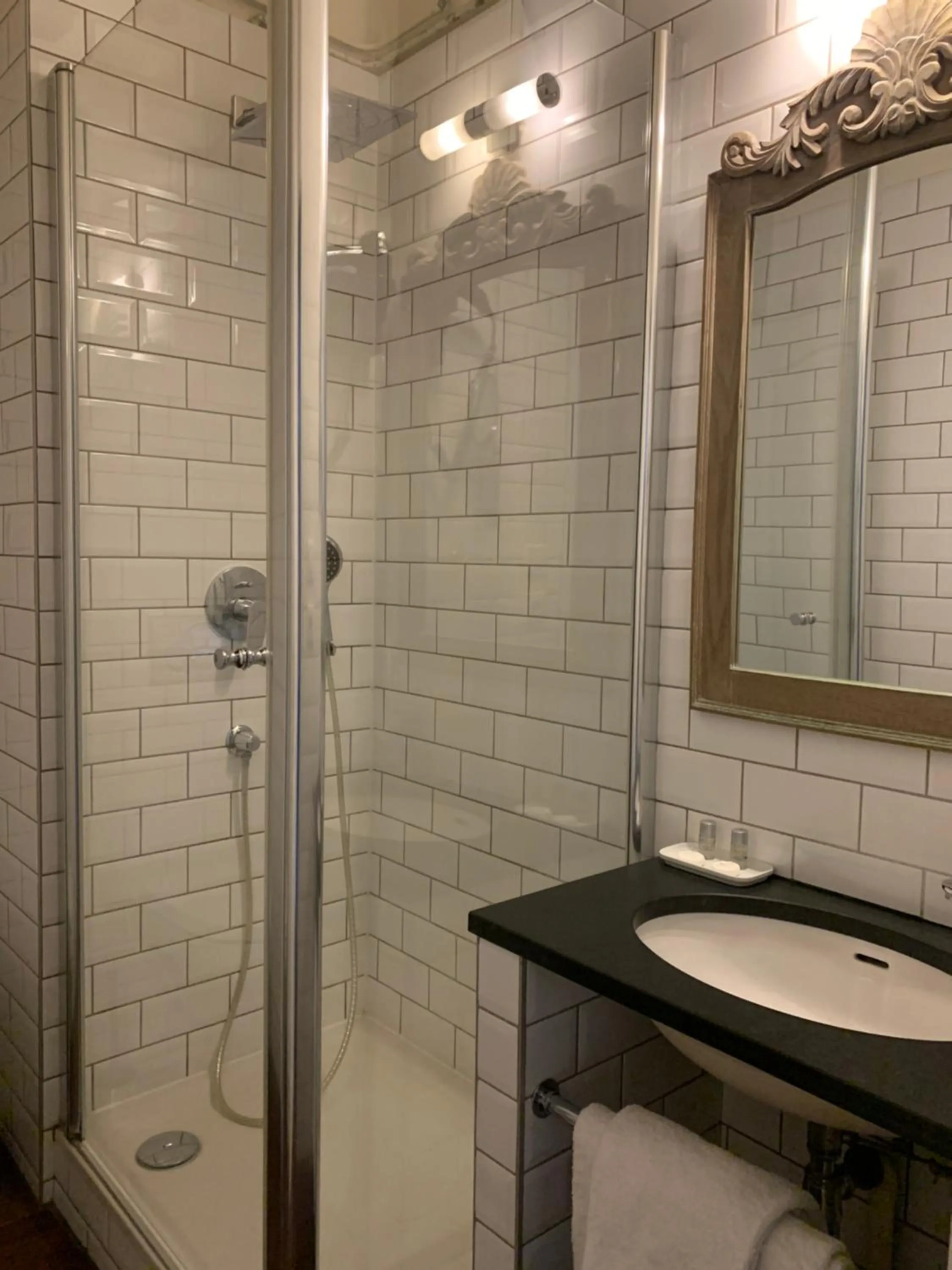 Bathroom in Hôtel de la Cathédrale Metz