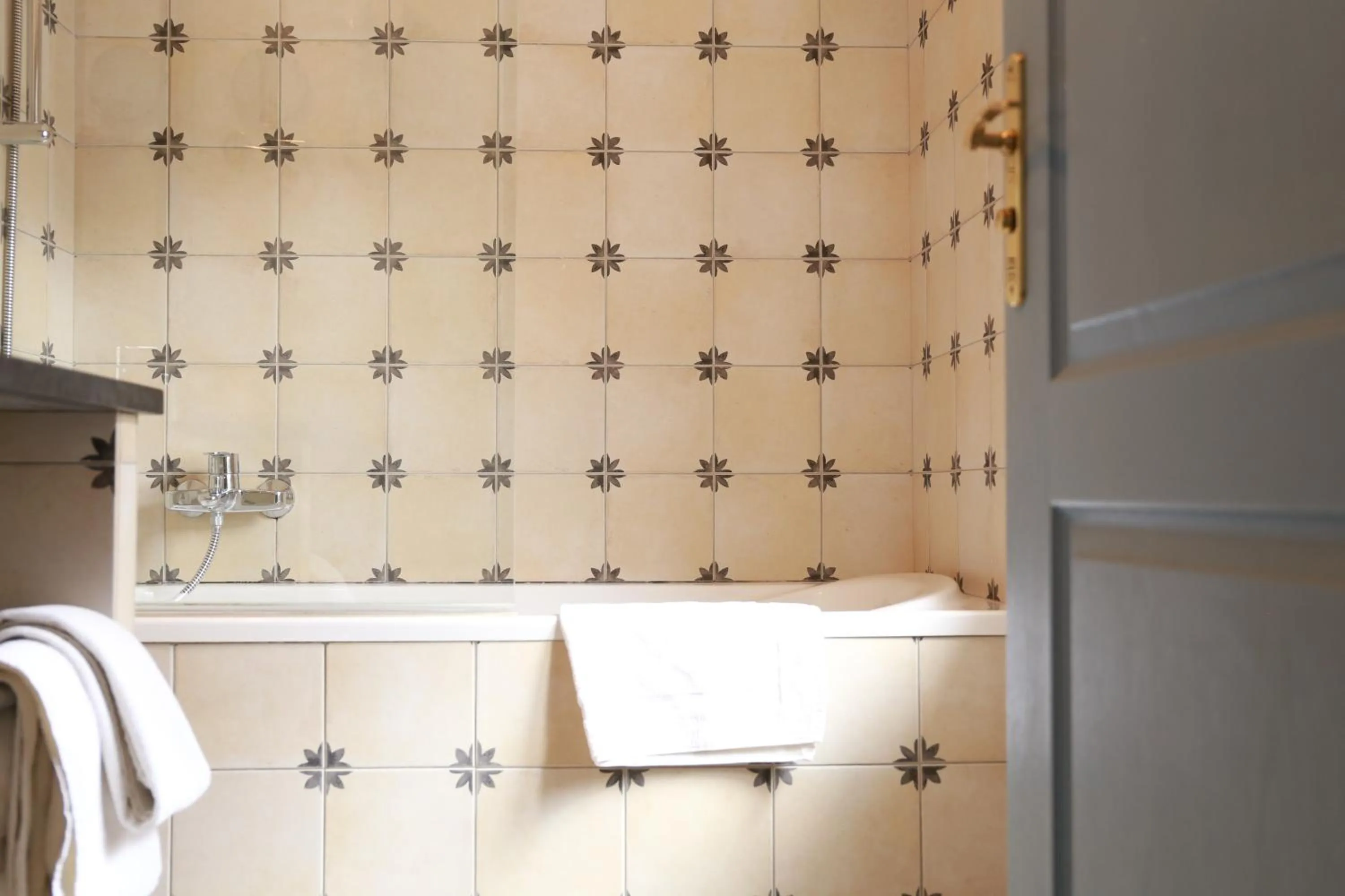 Bathroom in Hôtel de la Cathédrale Metz