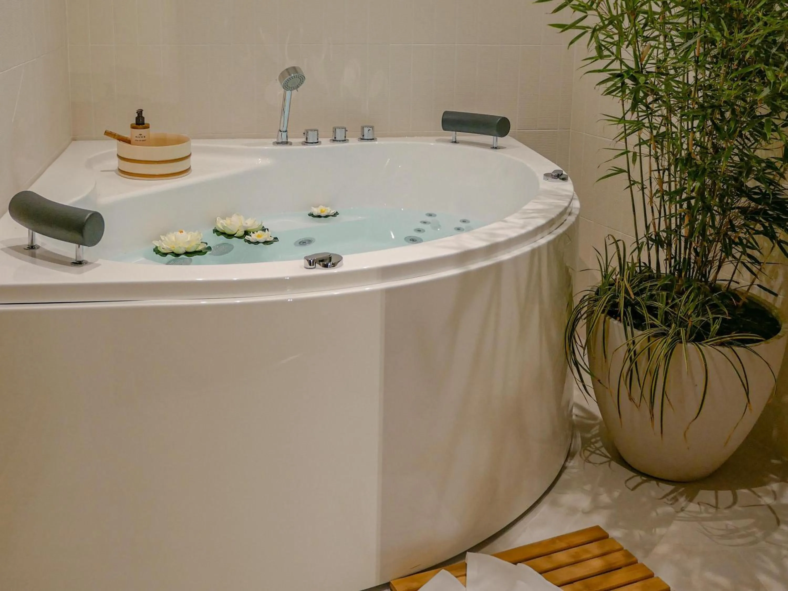 Spa and wellness centre/facilities in Hotel Litteraire Le Swann, BW Premier Collection