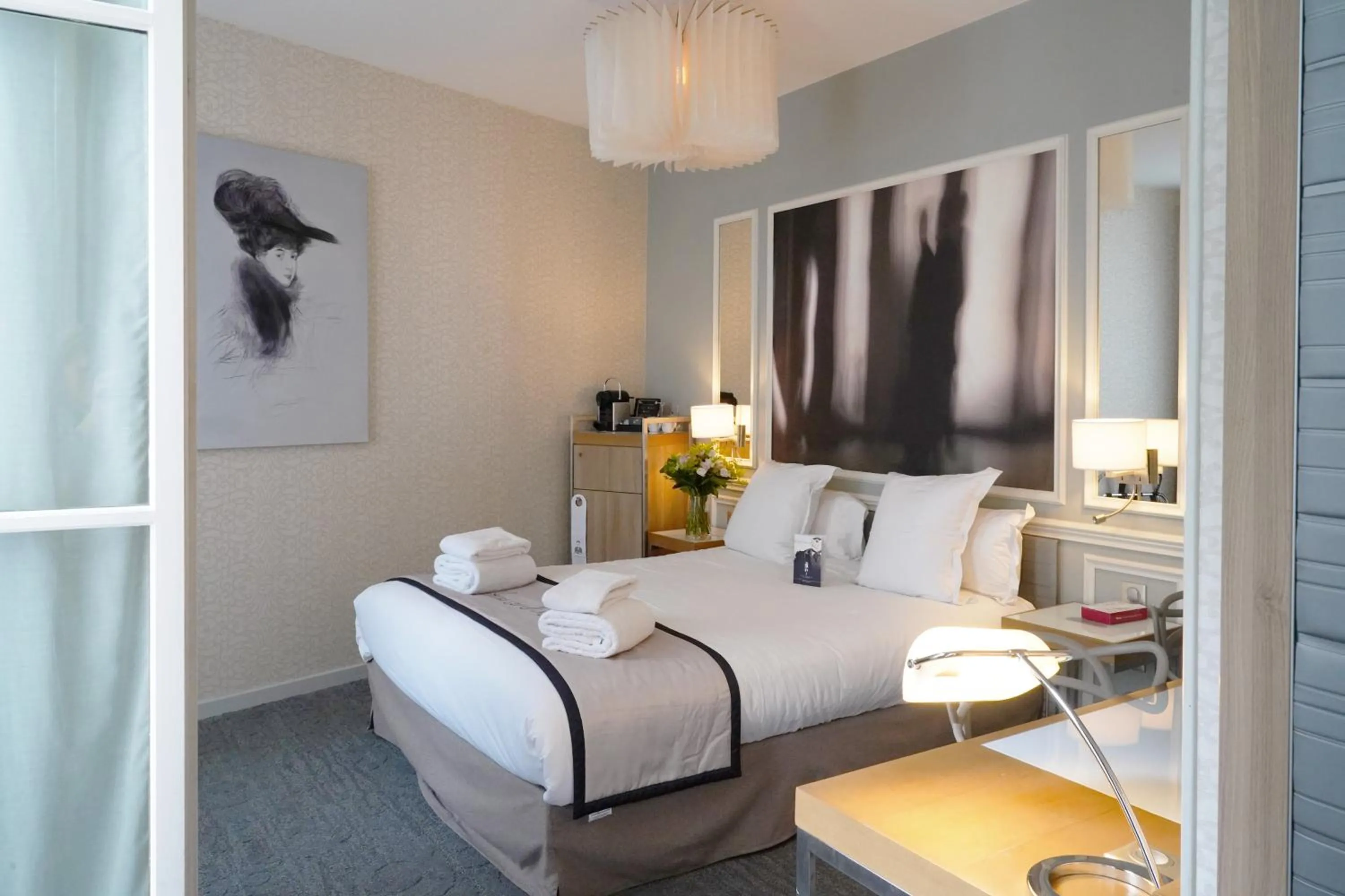 Bedroom, Bed in Hotel Litteraire Le Swann, BW Premier Collection