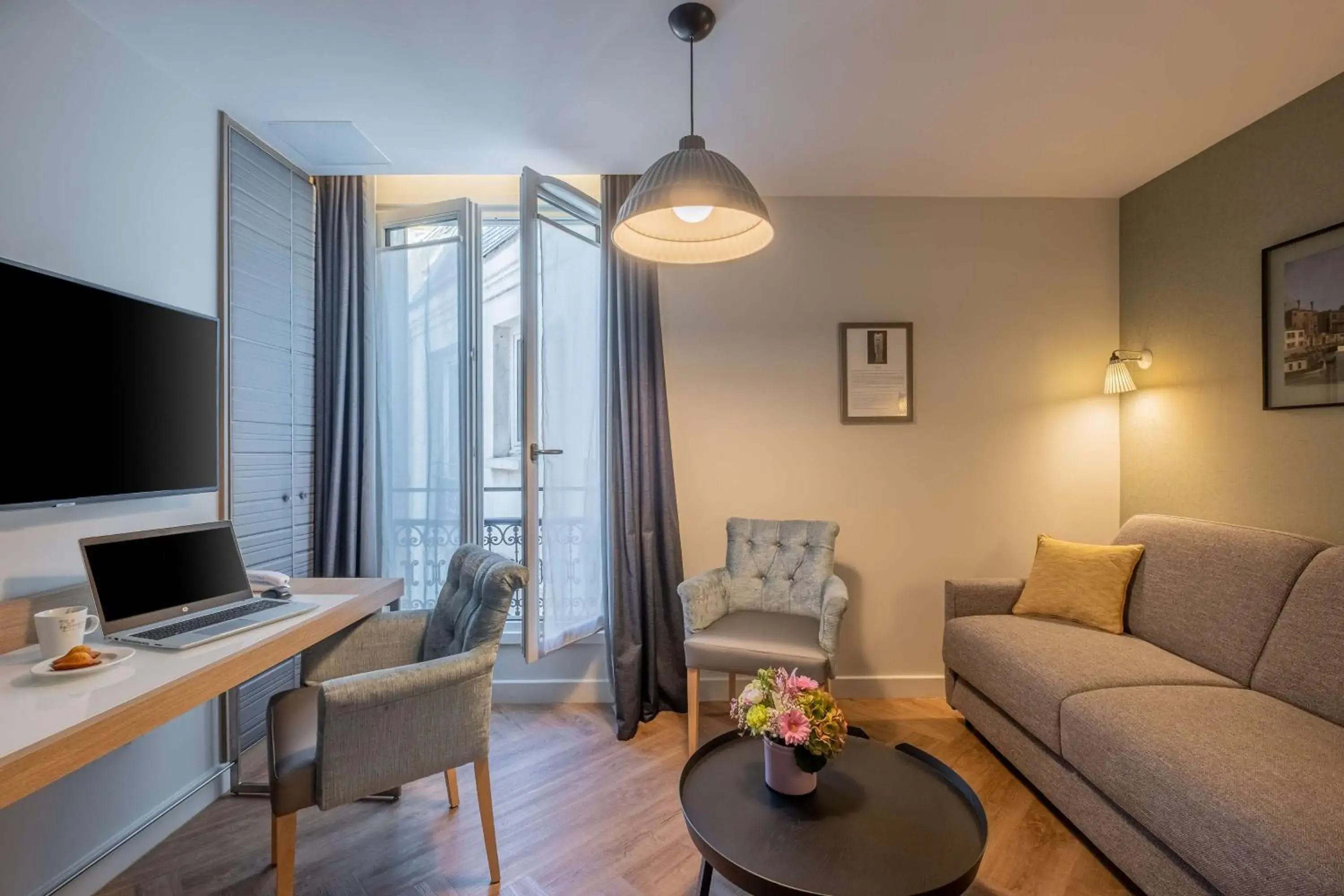 Photo of the whole room in Hotel Litteraire Le Swann, BW Premier Collection Photo of the whole room in Hotel Litteraire Le Swann, BW Premier Collection