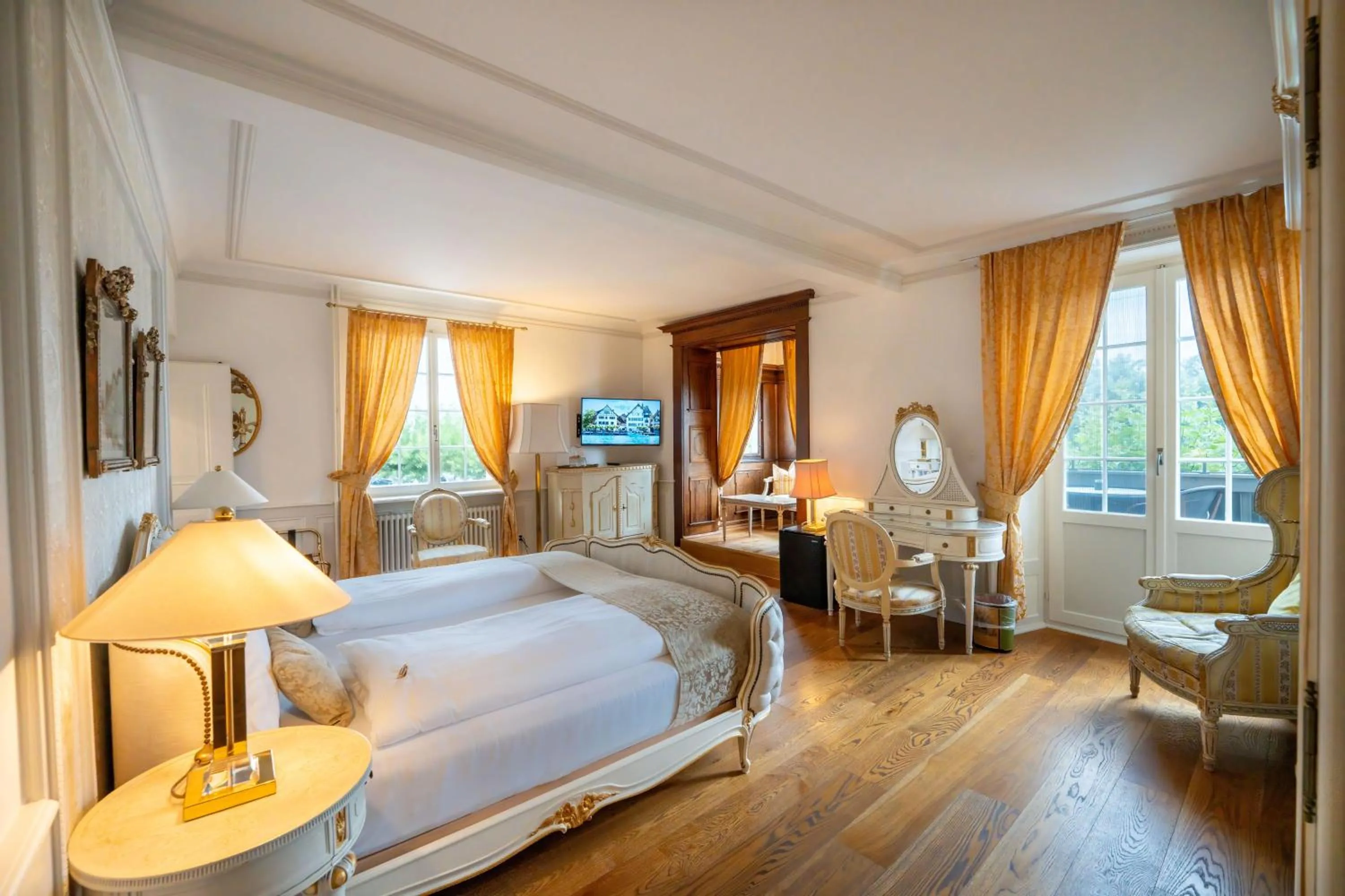 Photo of the whole room, Bed in Hotel Porto Sofie Gottlieben