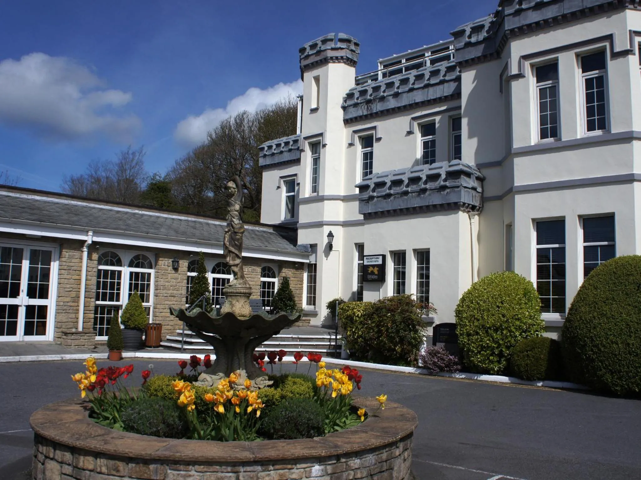 Facade/entrance in Stradey Park Hotel