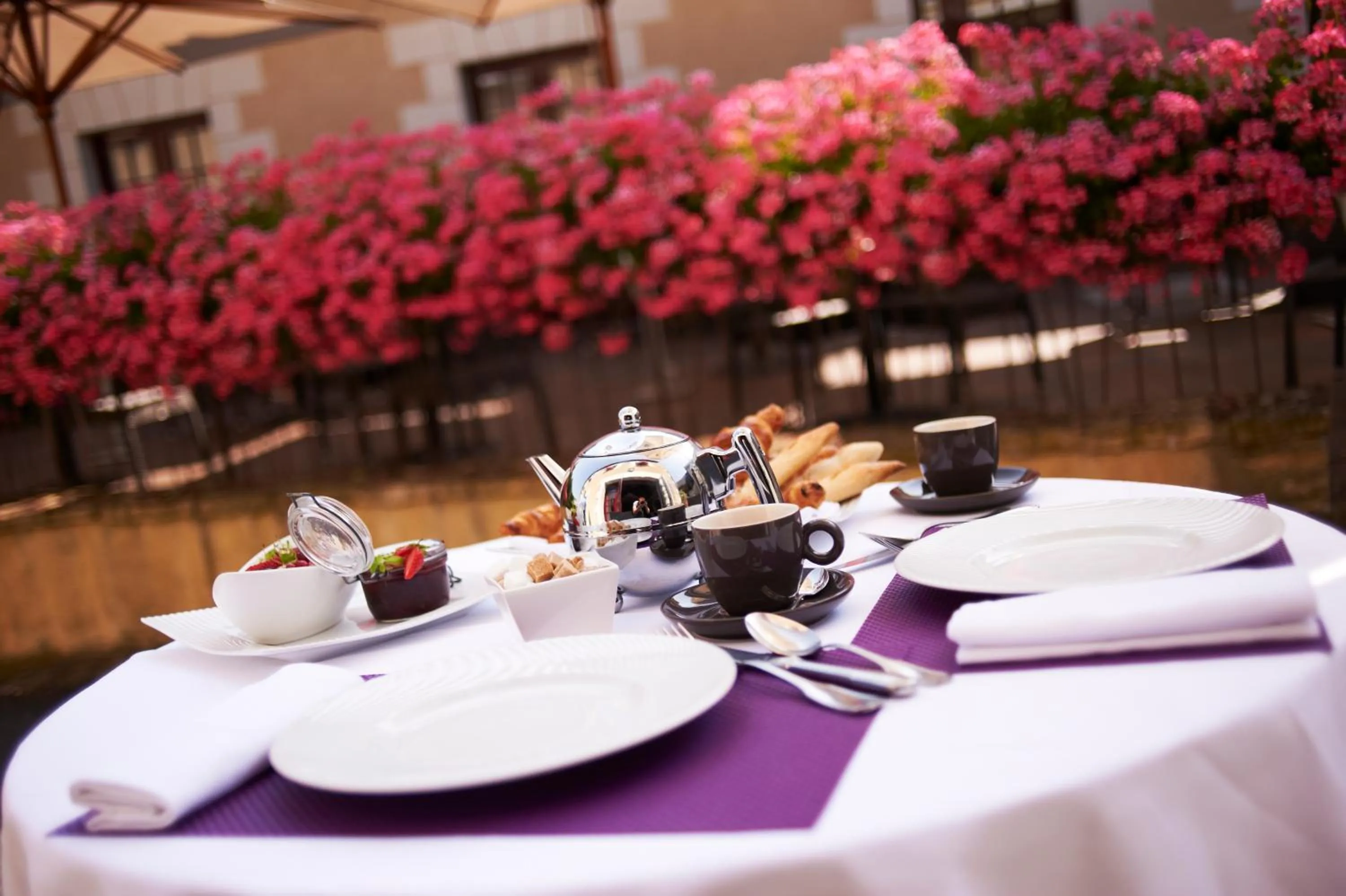 Restaurant/places to eat in Logis Hotel La Croix Blanche Fontevraud