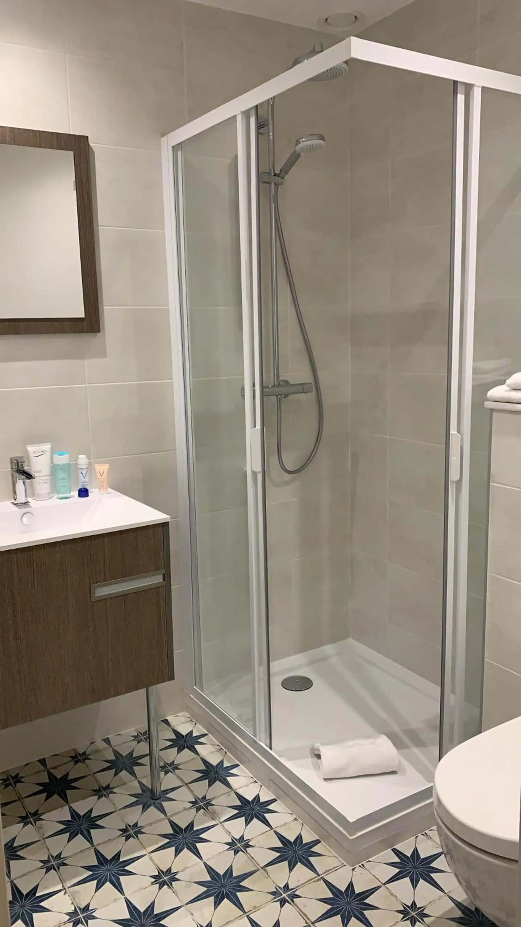 Photo of the whole room in Logis Hotel La Croix Blanche Fontevraud