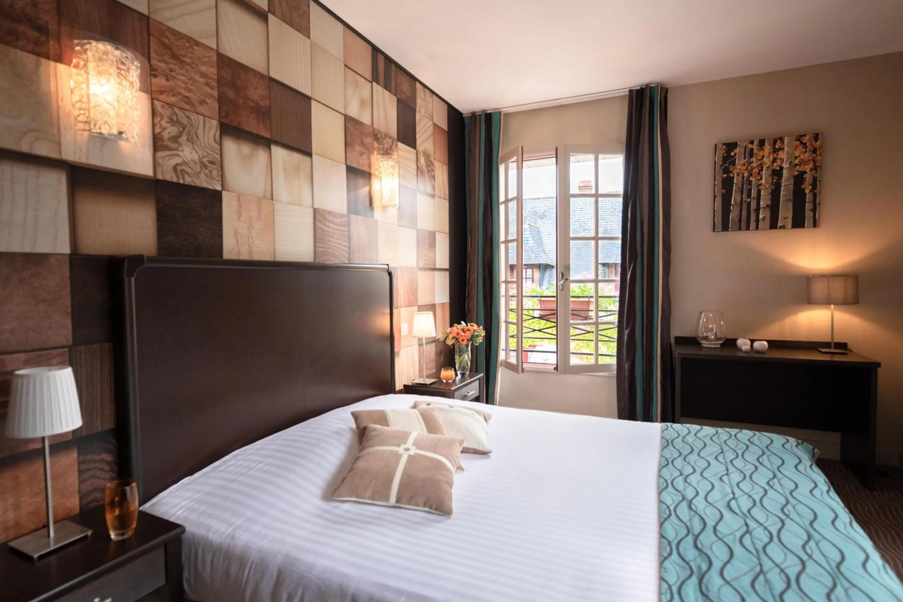 View (from property/room), Bed in Logis Hotel La Croix Blanche Fontevraud