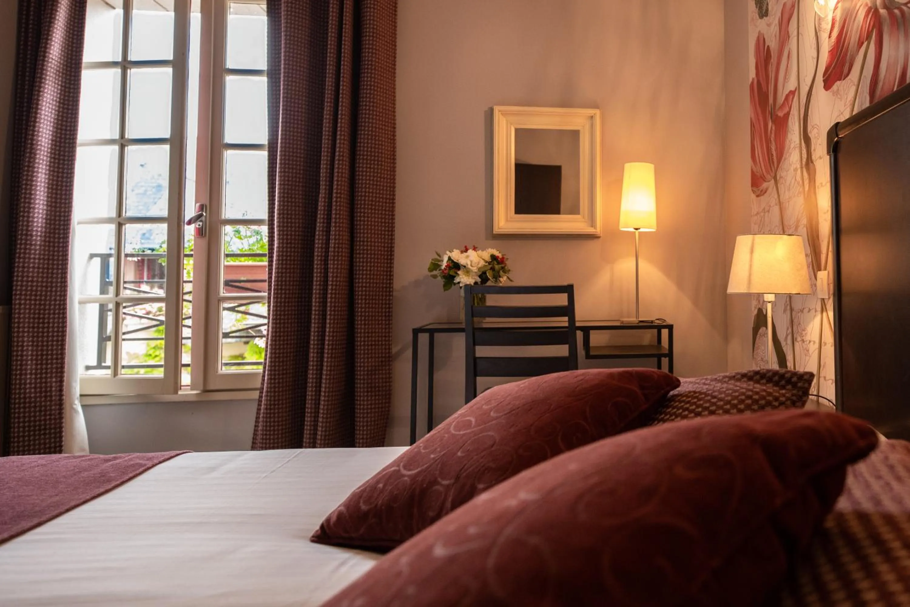 Bed in Logis Hotel La Croix Blanche Fontevraud