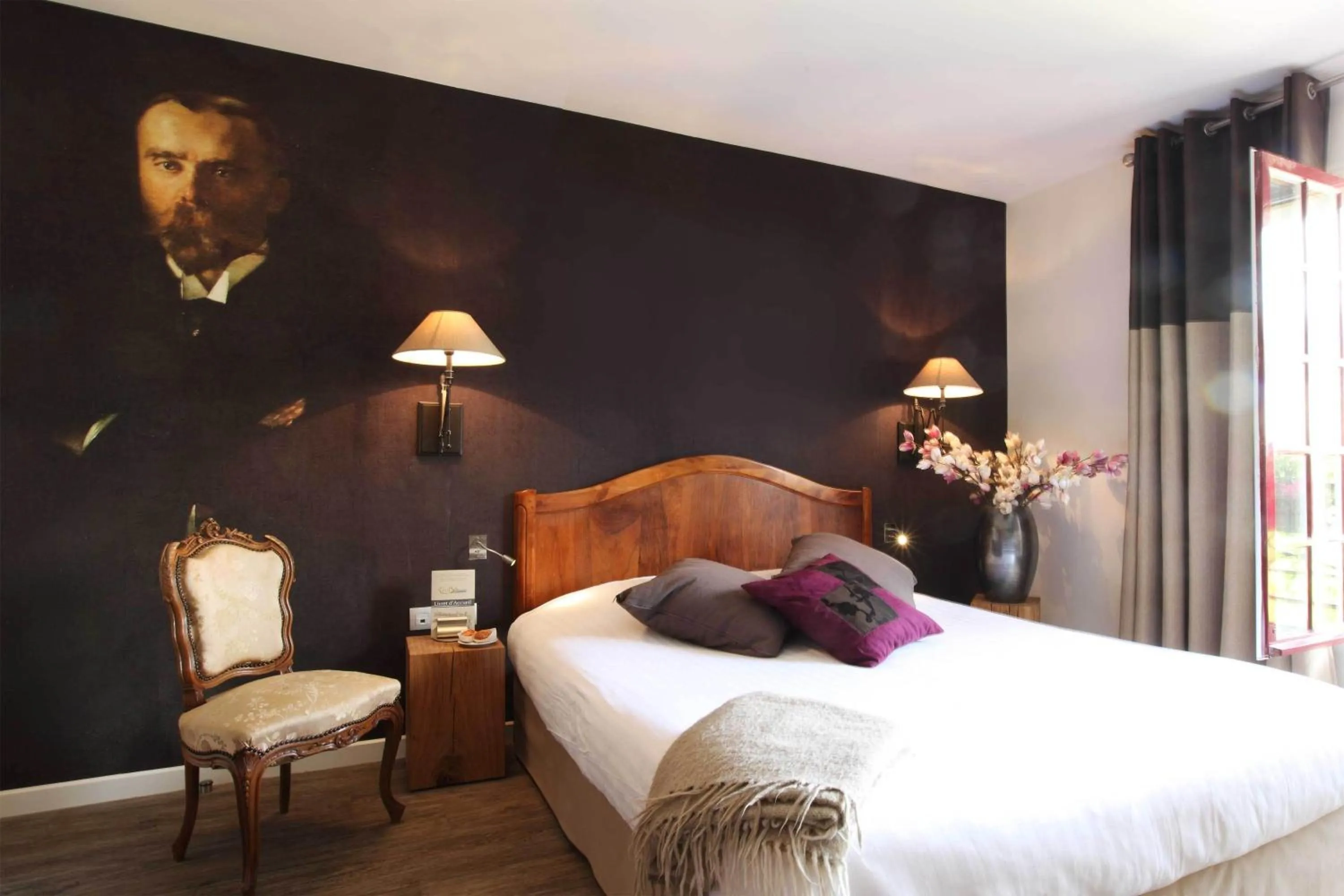 Bed in Logis Hotel La Croix Blanche Fontevraud