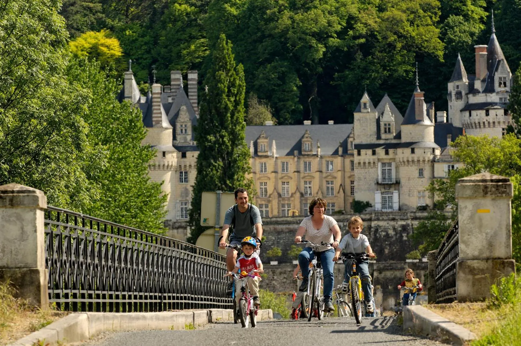 Cycling in Logis Hotel La Croix Blanche Fontevraud