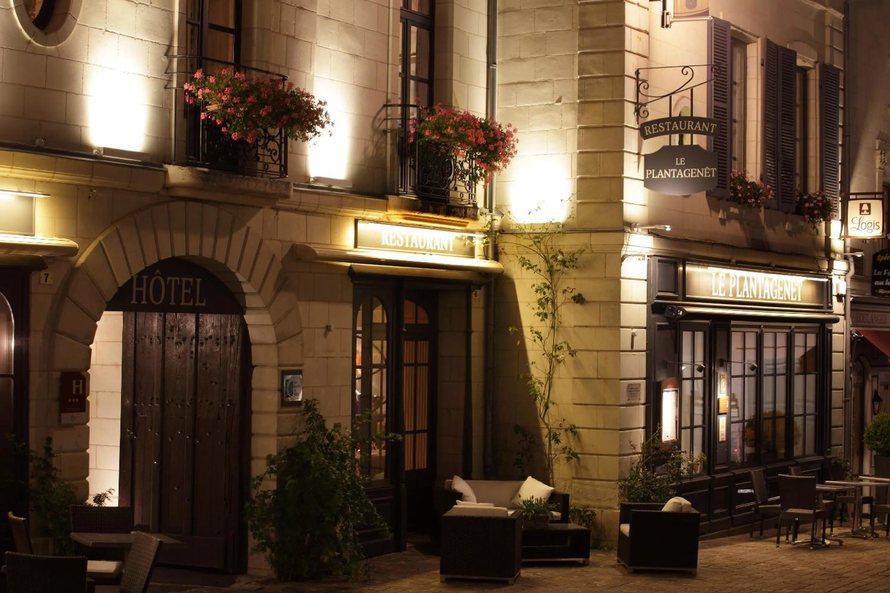 Patio in Logis Hotel La Croix Blanche Fontevraud