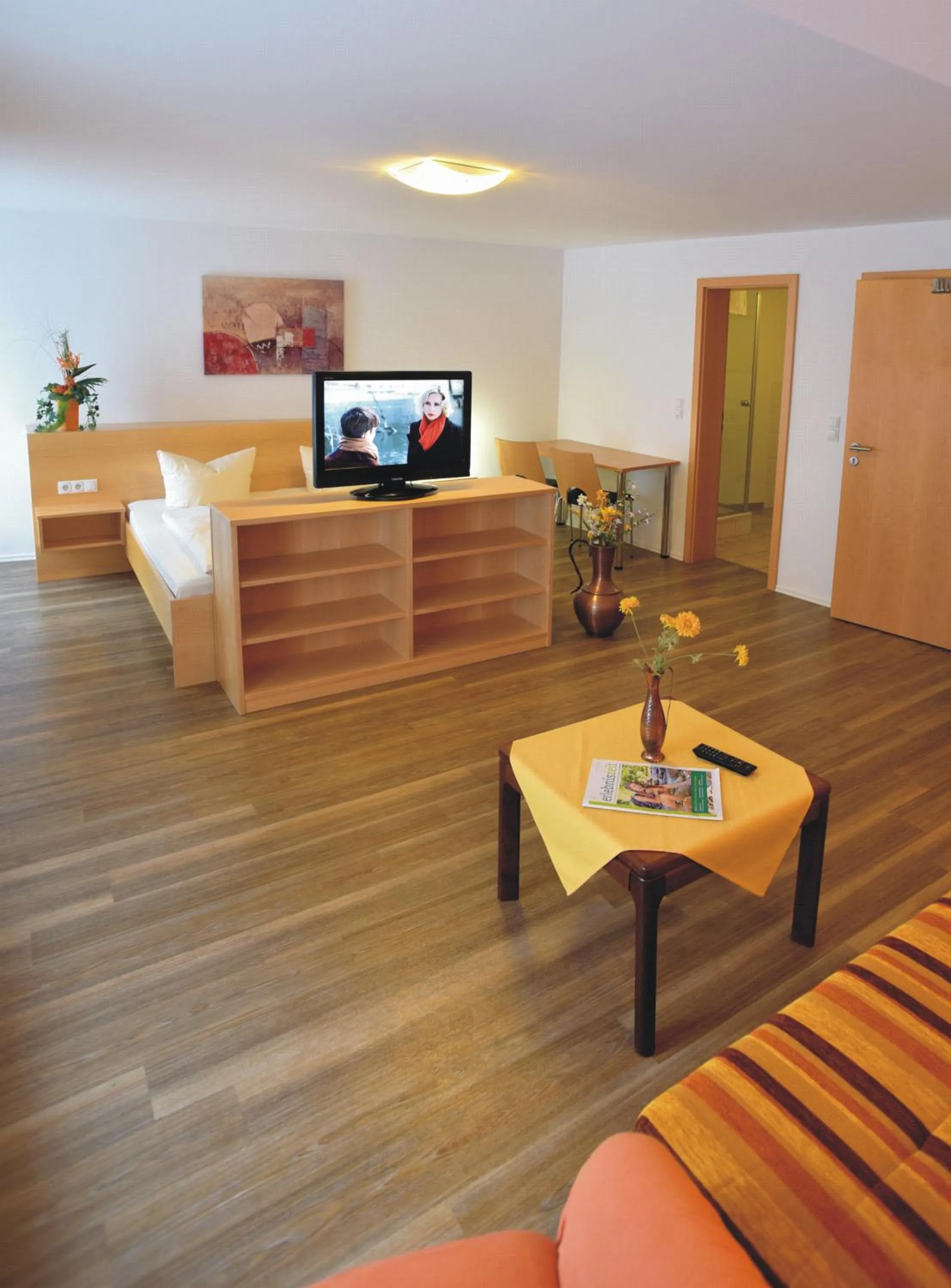 Photo of the whole room, TV/Entertainment Center in Gasthof Grüner Baum